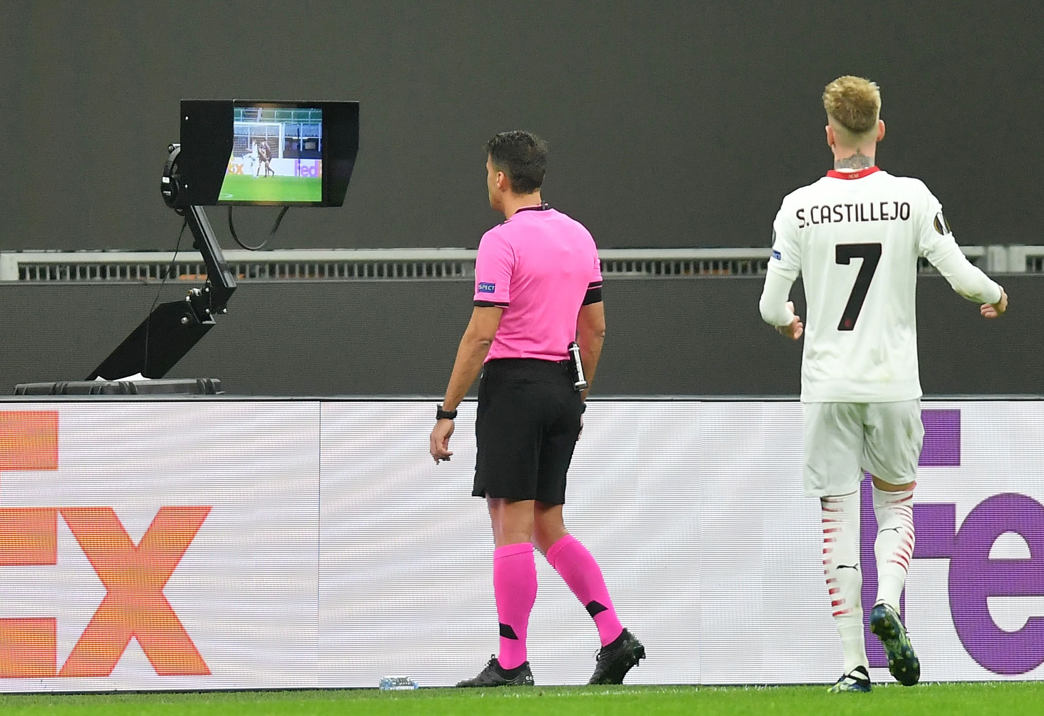 AC Milan vao vong trong anh 2