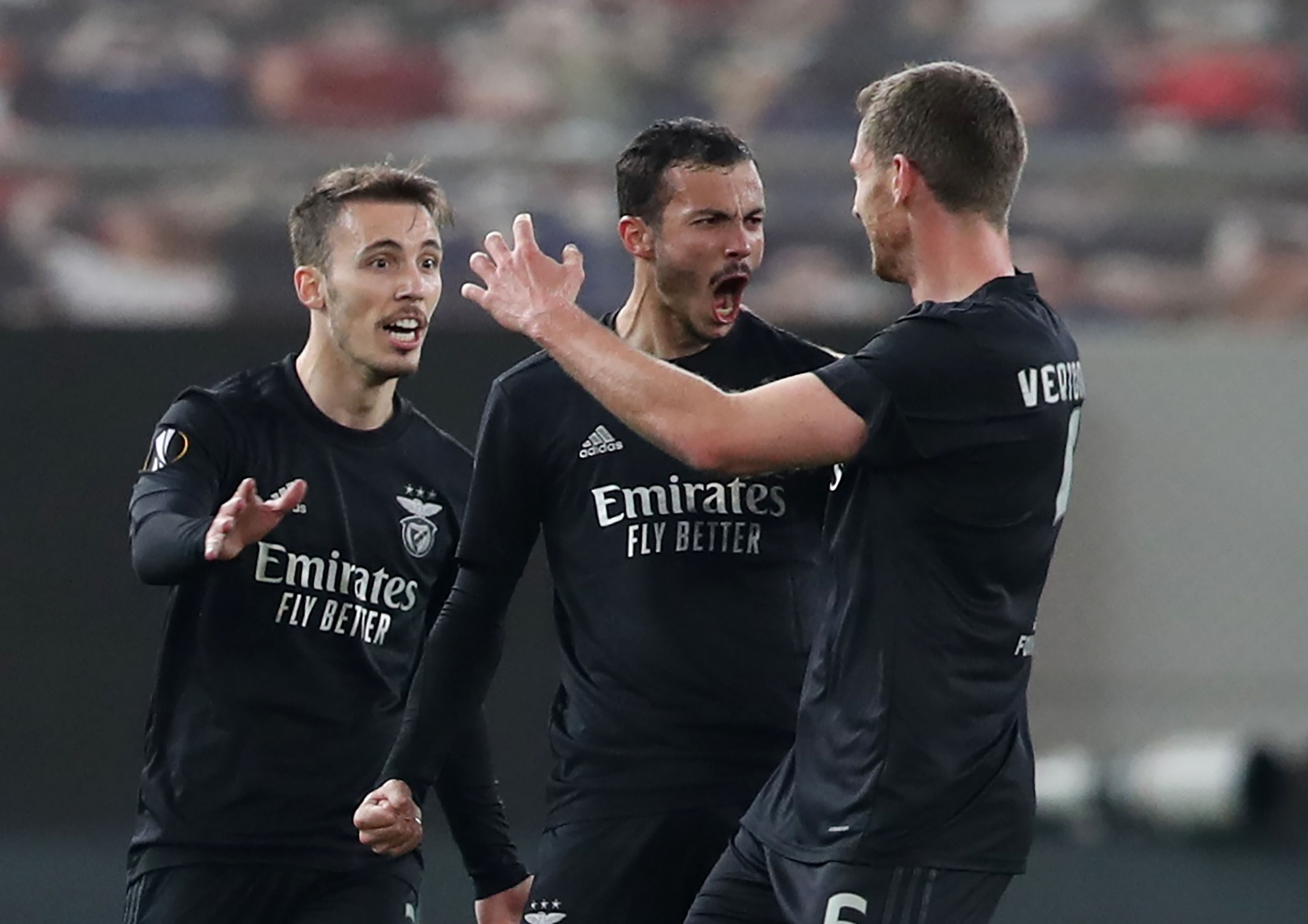 Arsenal vao vong trong anh 4