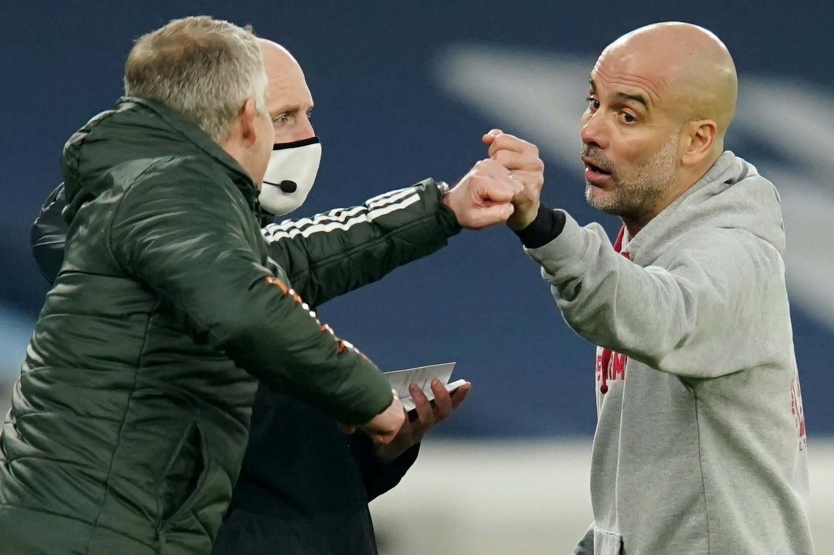 Pep noi nong voi Solskjaer o tran derby Manchester hinh anh