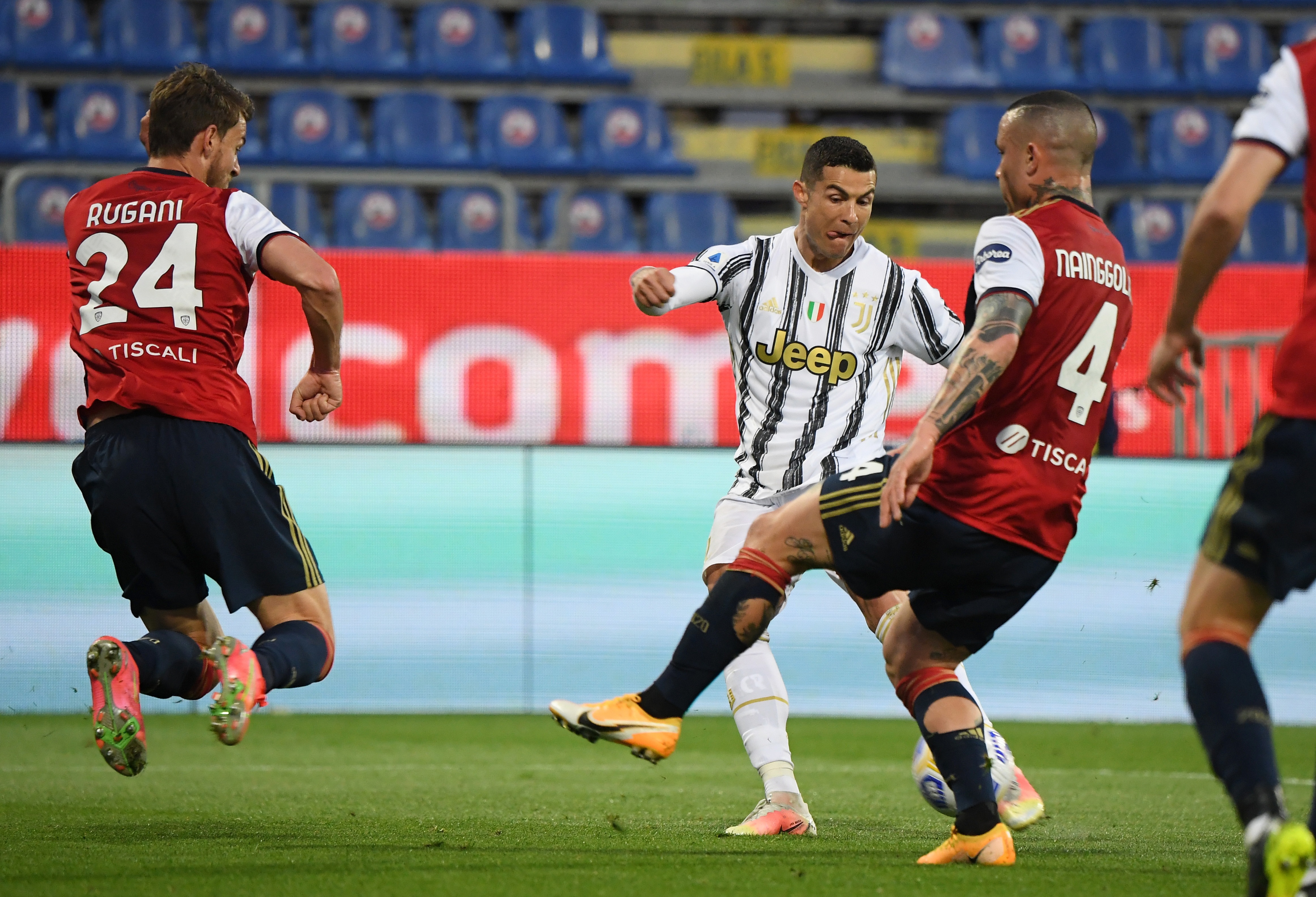 Ronaldo lap hat-trick anh 1