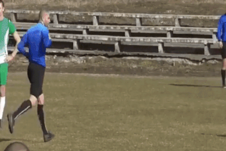 Trong tai chay khoi san vi bi duoi danh hinh anh