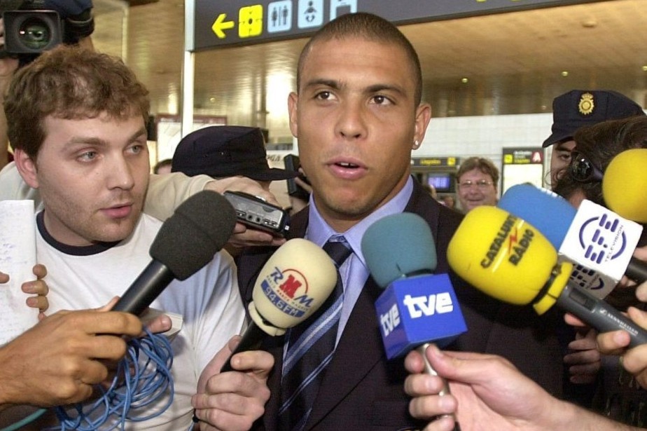 'Ronaldo khong dang phai nhan su si nhuc nay' hinh anh