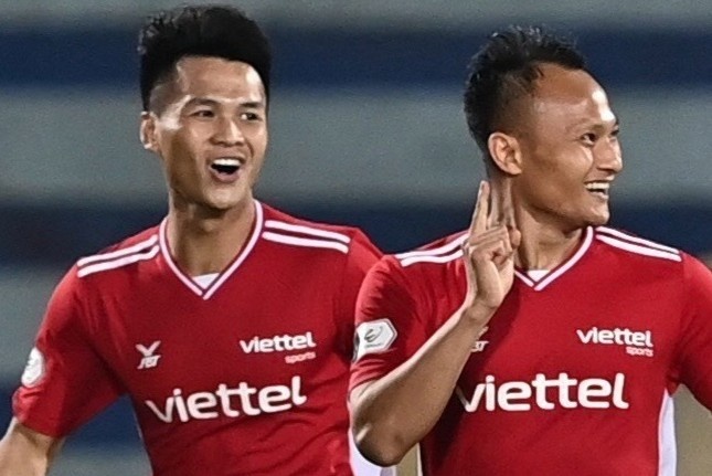 Trong Hoang ghi ban sau cu danh got cua Pedro Paulo hinh anh