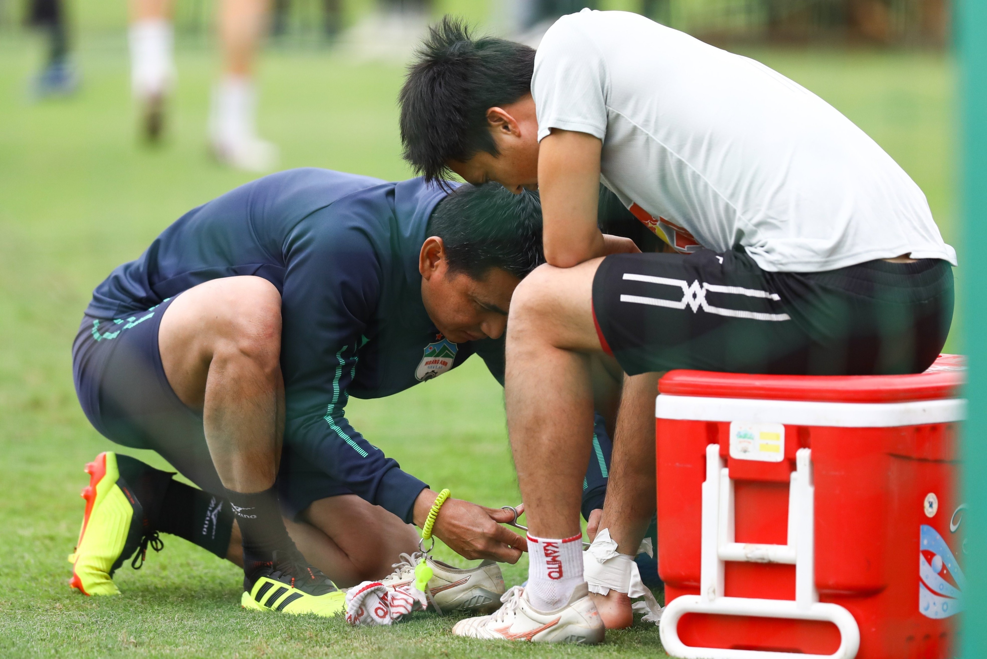 HLV Kiatisuk bang chan cho Tuan Anh hinh anh