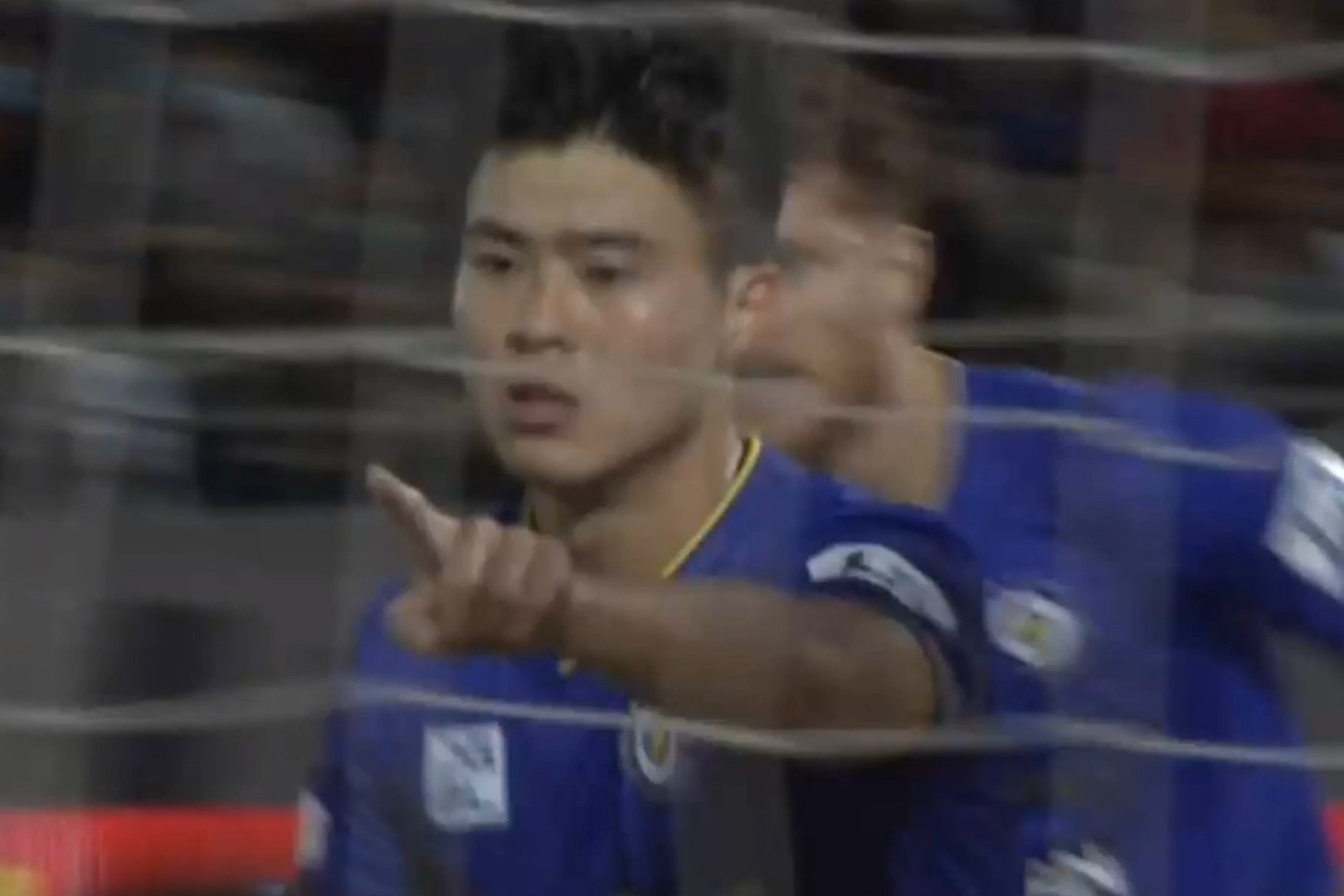 Duy Manh dong vien Hung Dung sau ban thang vao luoi CLB TP.HCM hinh anh