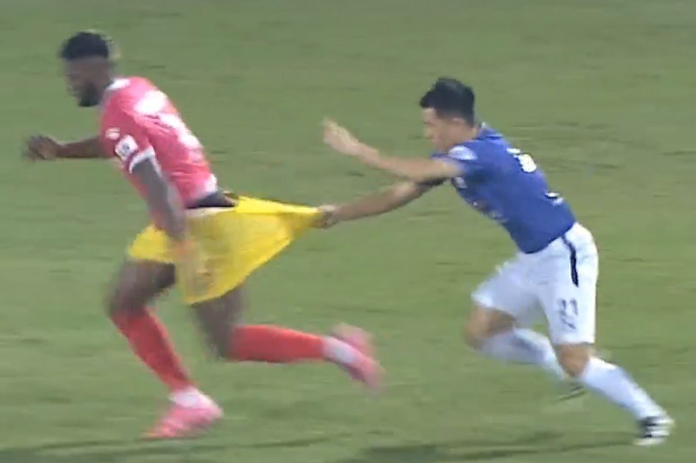 Dinh Trong thoat the vang sau pha keo quan doi thu hinh anh