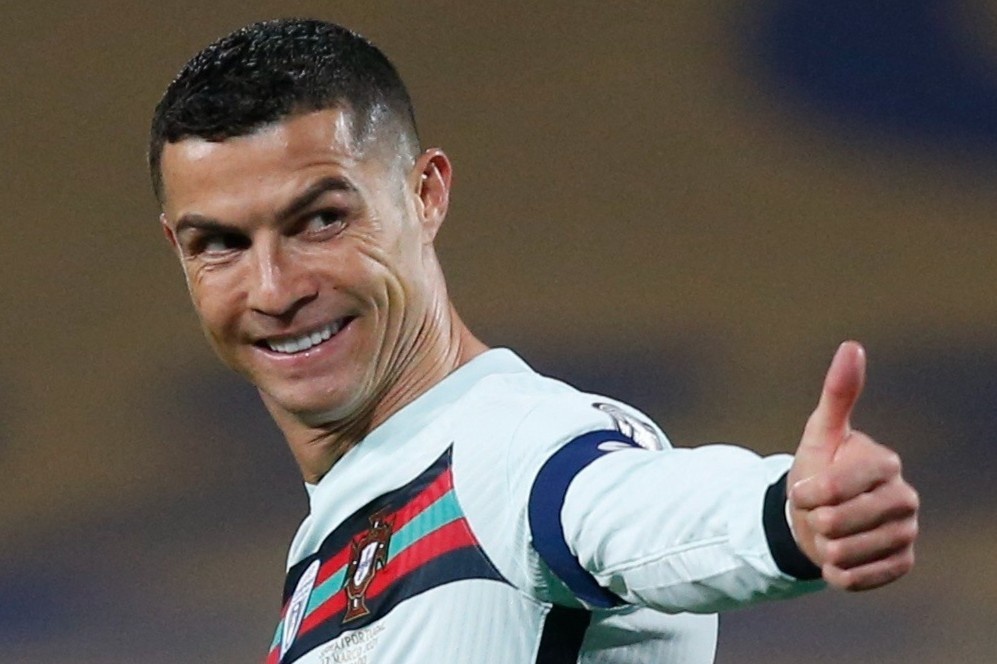 Trong tai xin loi sau khi tuoc ban thang cua Ronaldo hinh anh