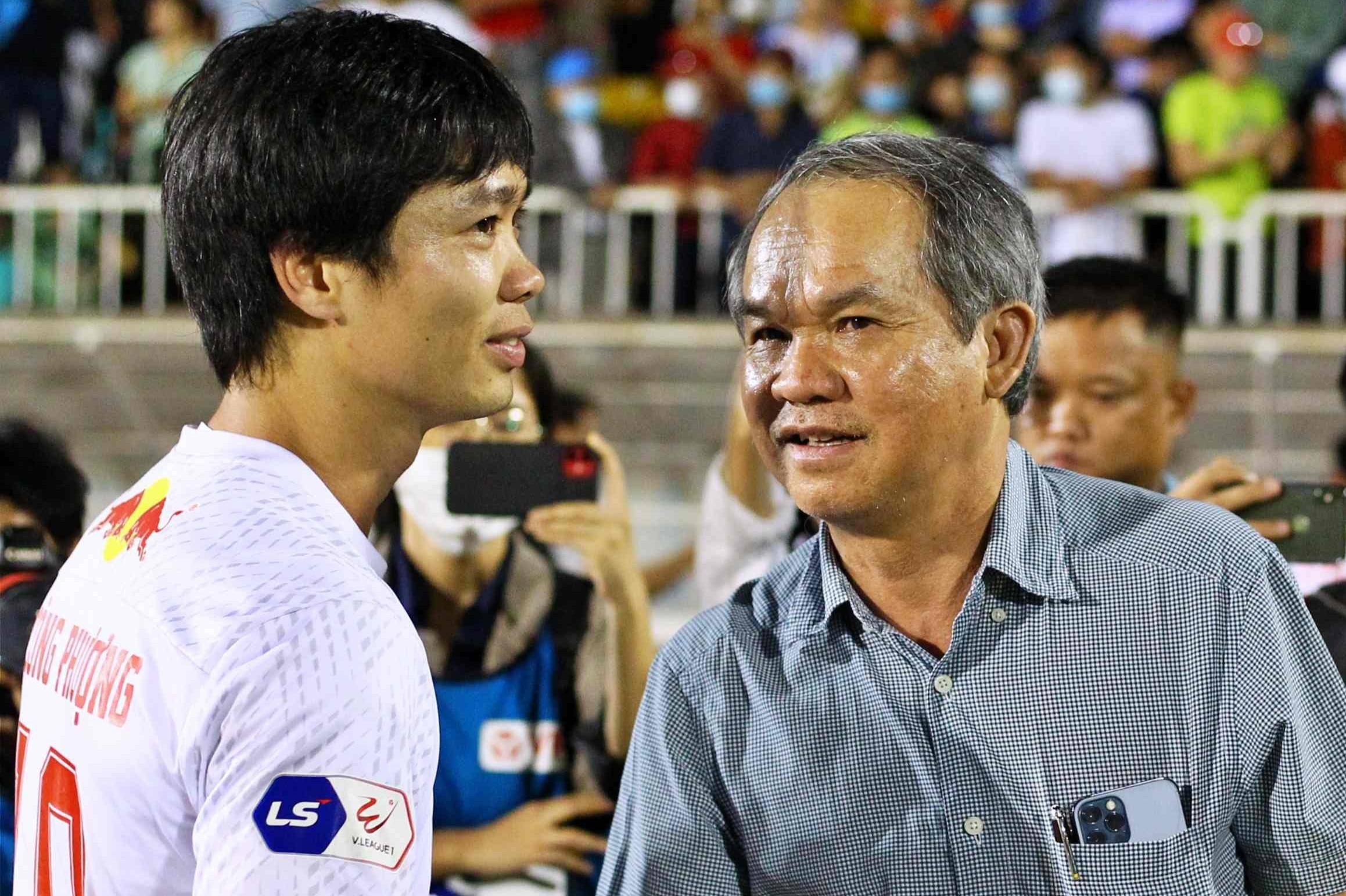 Qua som de HAGL dua vo dich hinh anh