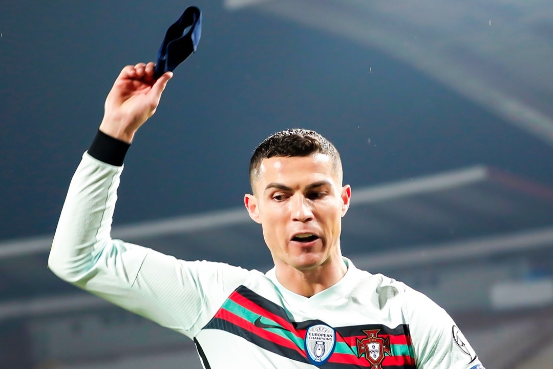 Ban dau gia bang doi truong bi Ronaldo vut xuong san hinh anh