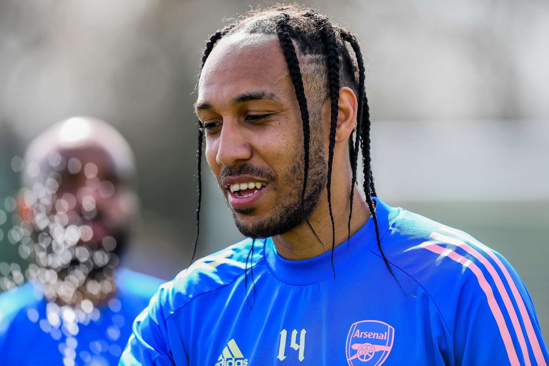 Kieu toc khac nguoi cua Aubameyang hinh anh