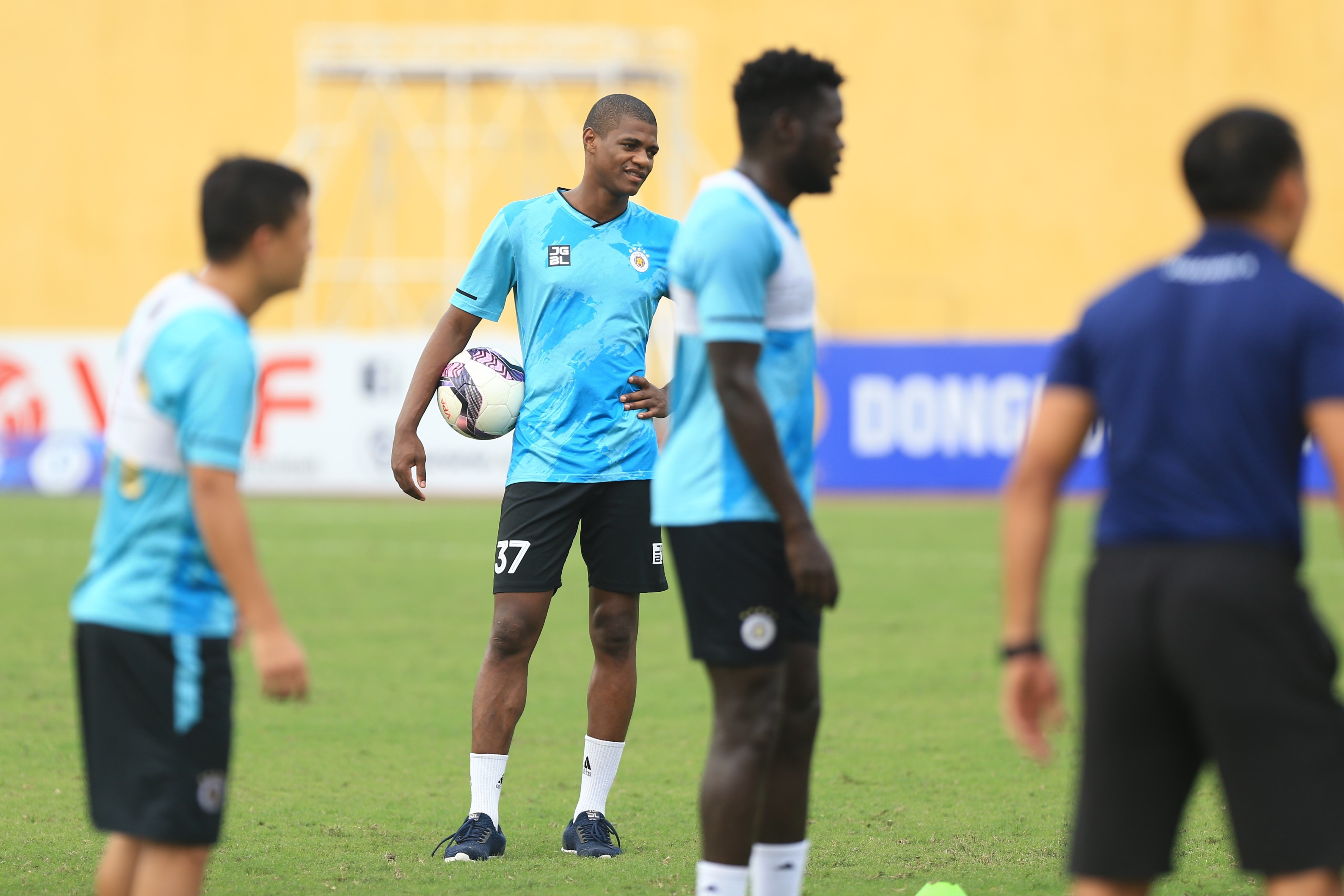 CLB Ha Noi thay HLV anh 8