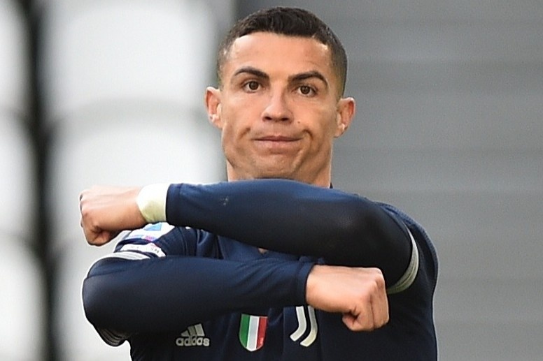 Ronaldo phu phang voi dong nghiep hinh anh