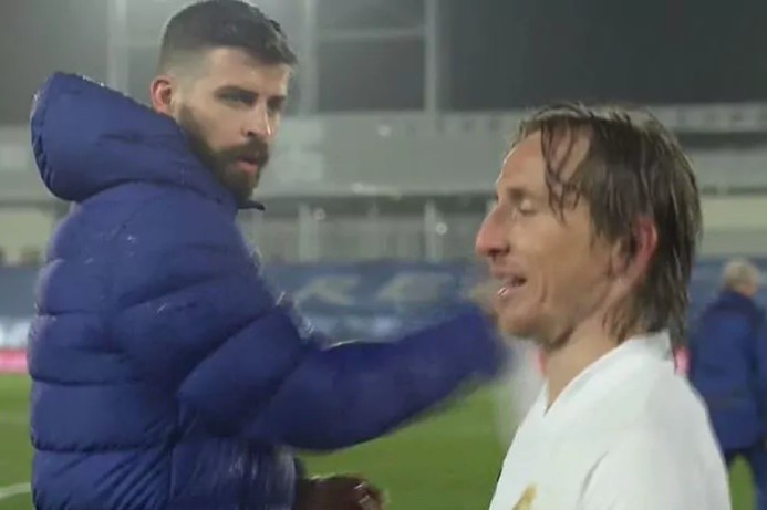 Modric mia mai Pique sau tran El Clasico hinh anh