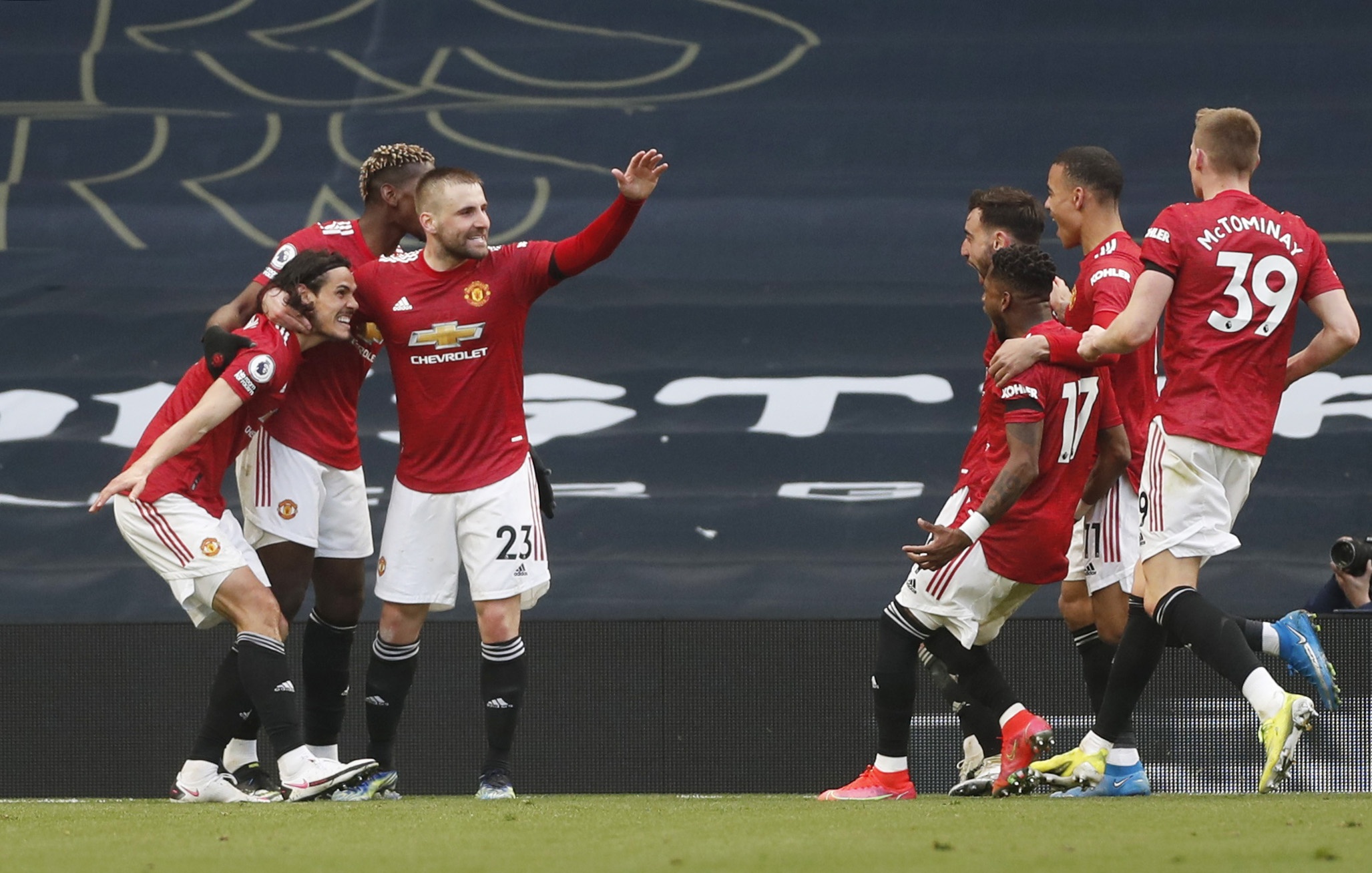 Cavani bi tuoc ban thang anh 8