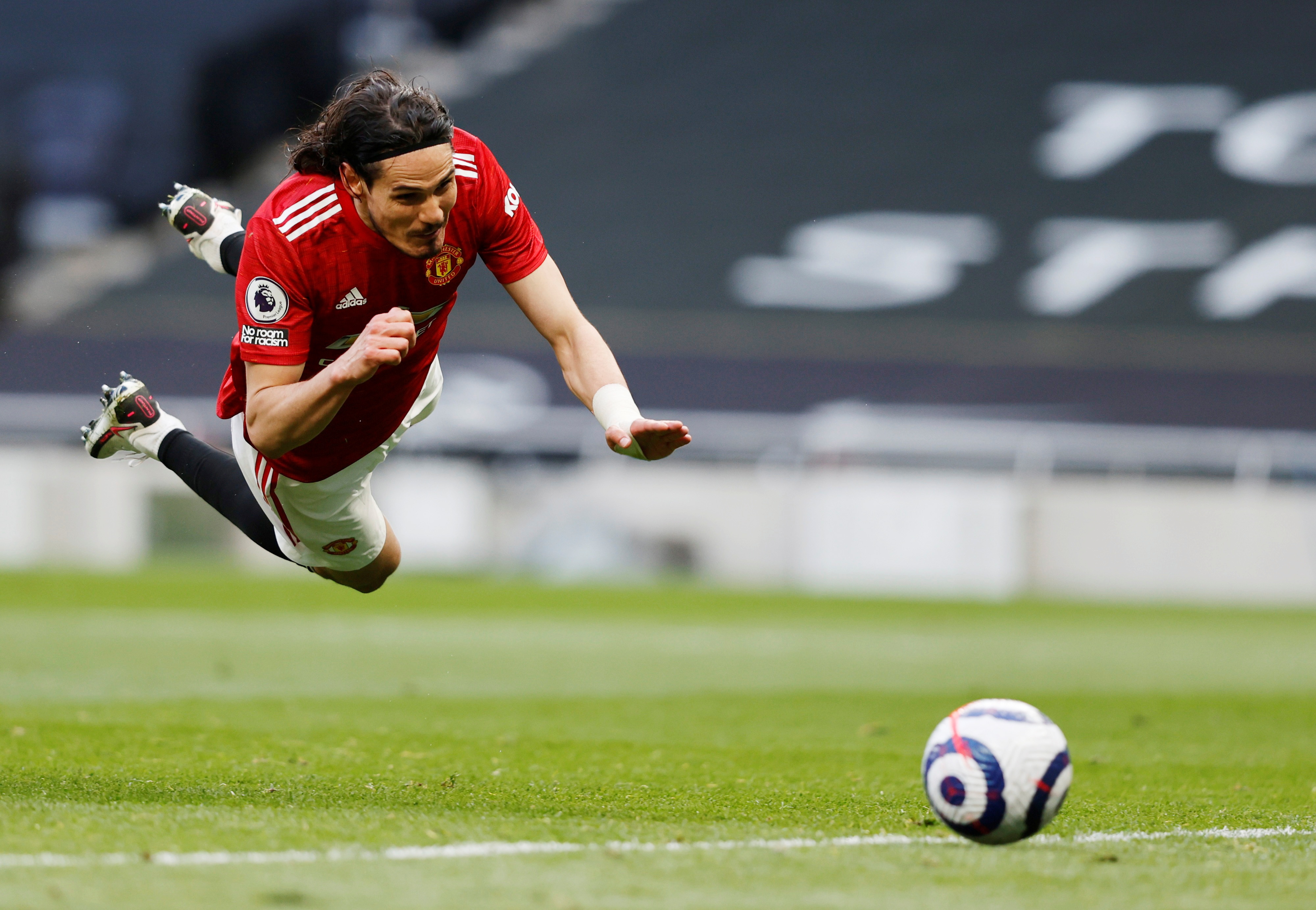 Cavani bi tuoc ban thang anh 6