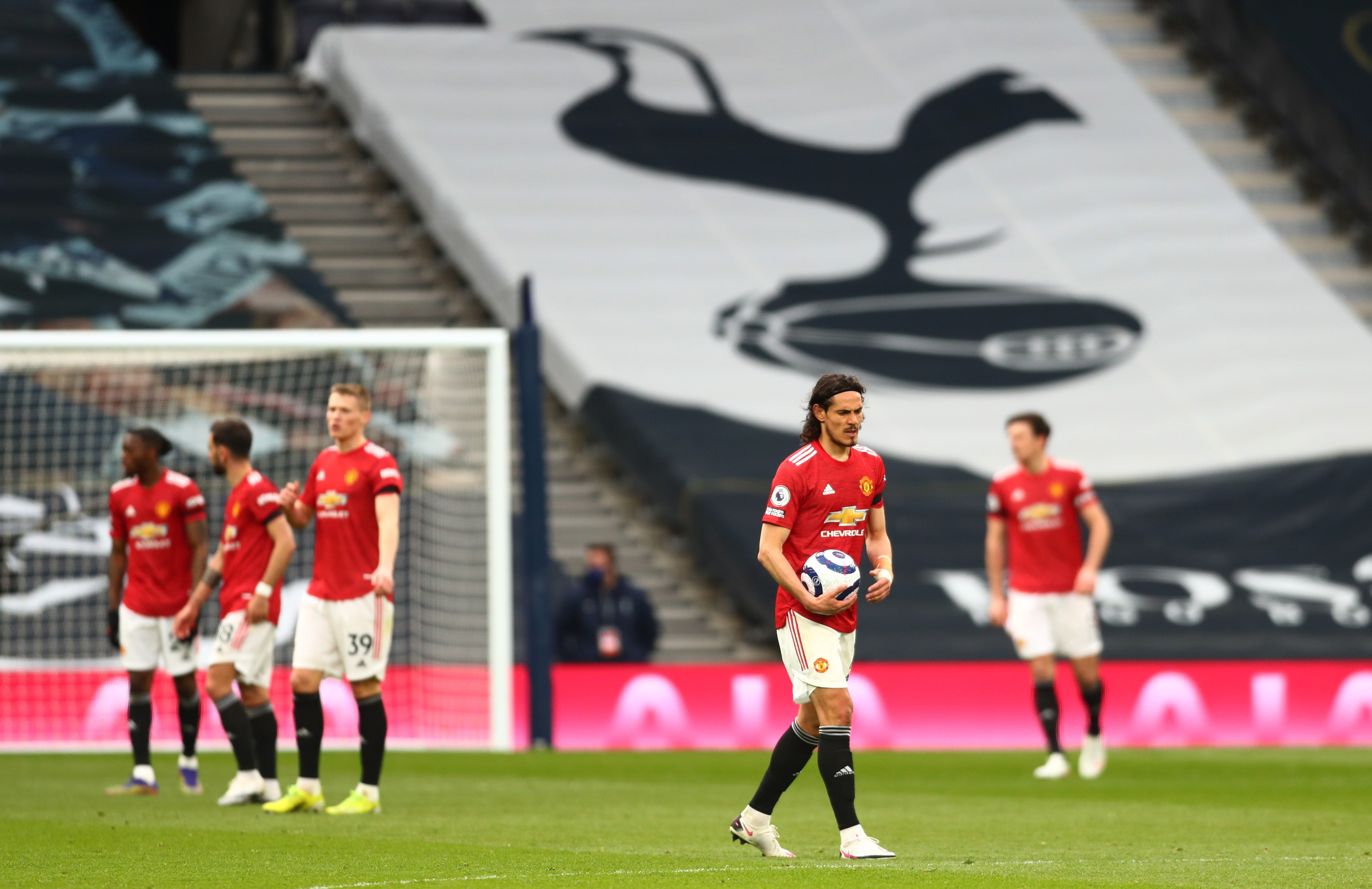 Cavani bi tuoc ban thang anh 4