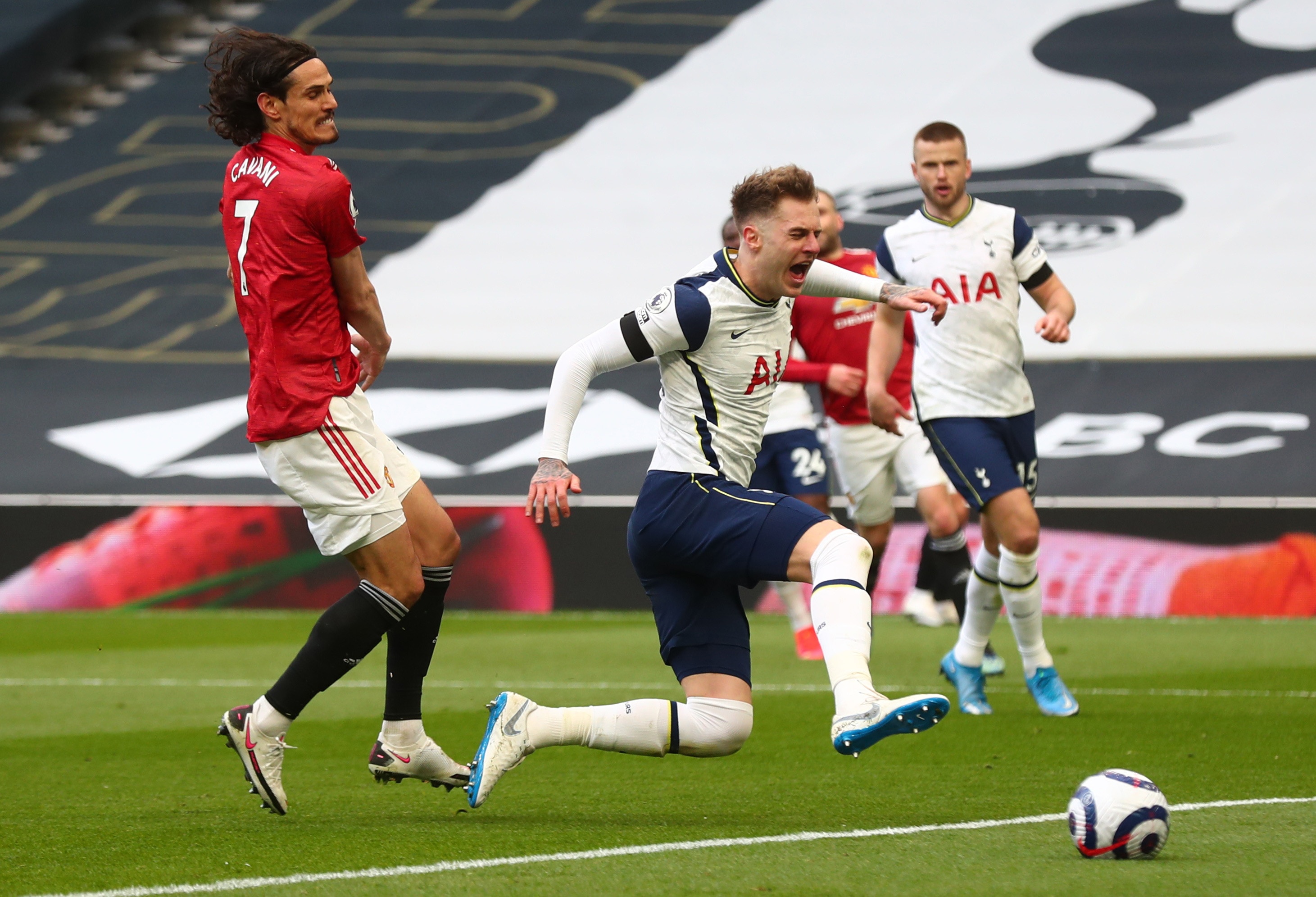 Cavani bi tuoc ban thang anh 5