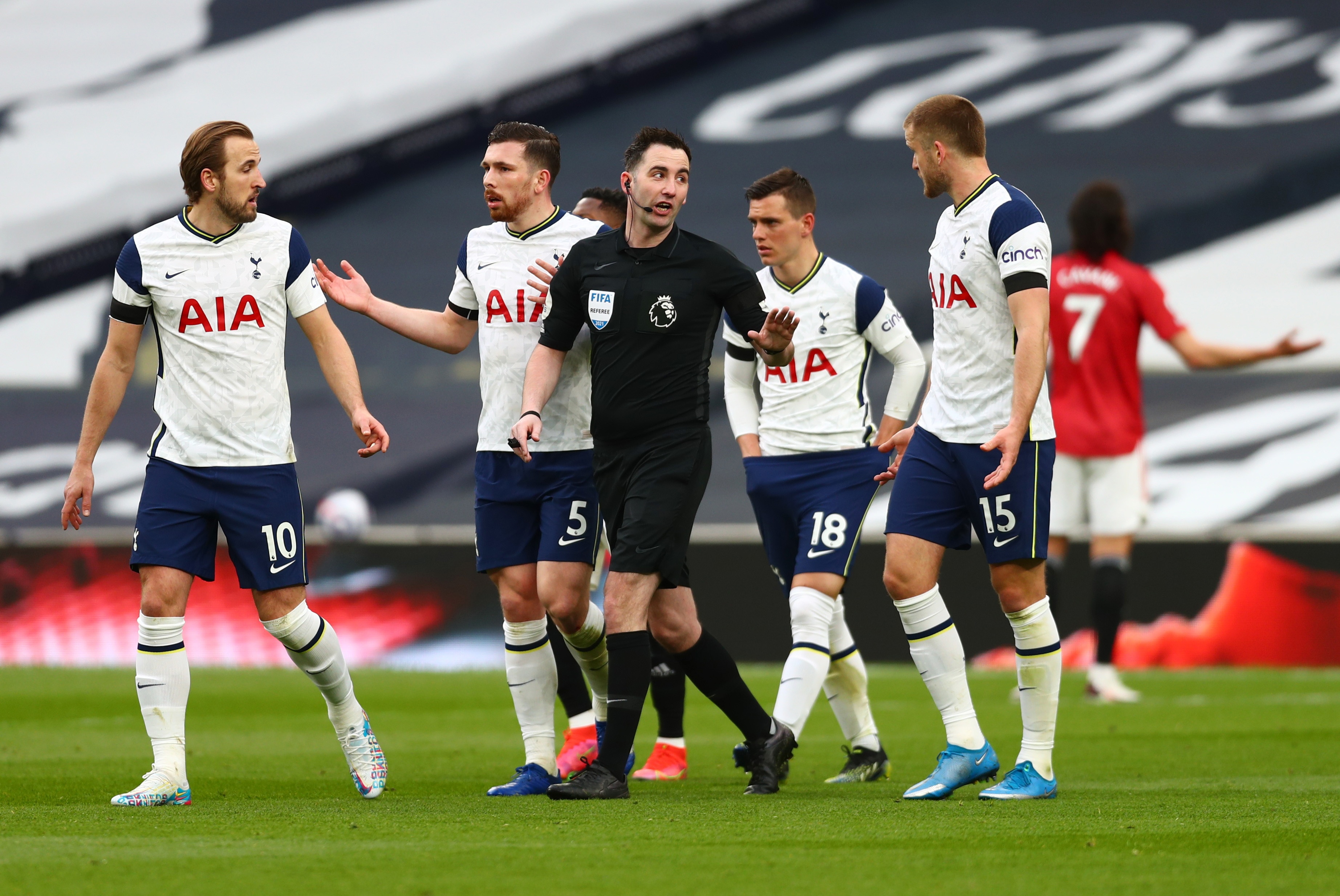 Cavani bi tuoc ban thang anh 3