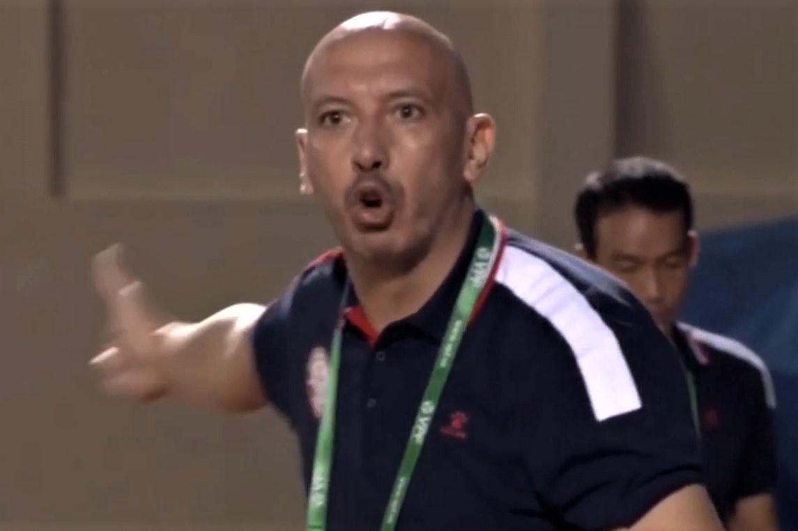 Tro ly HLV doi TP.HCM lao vao san phan ung voi trong tai hinh anh