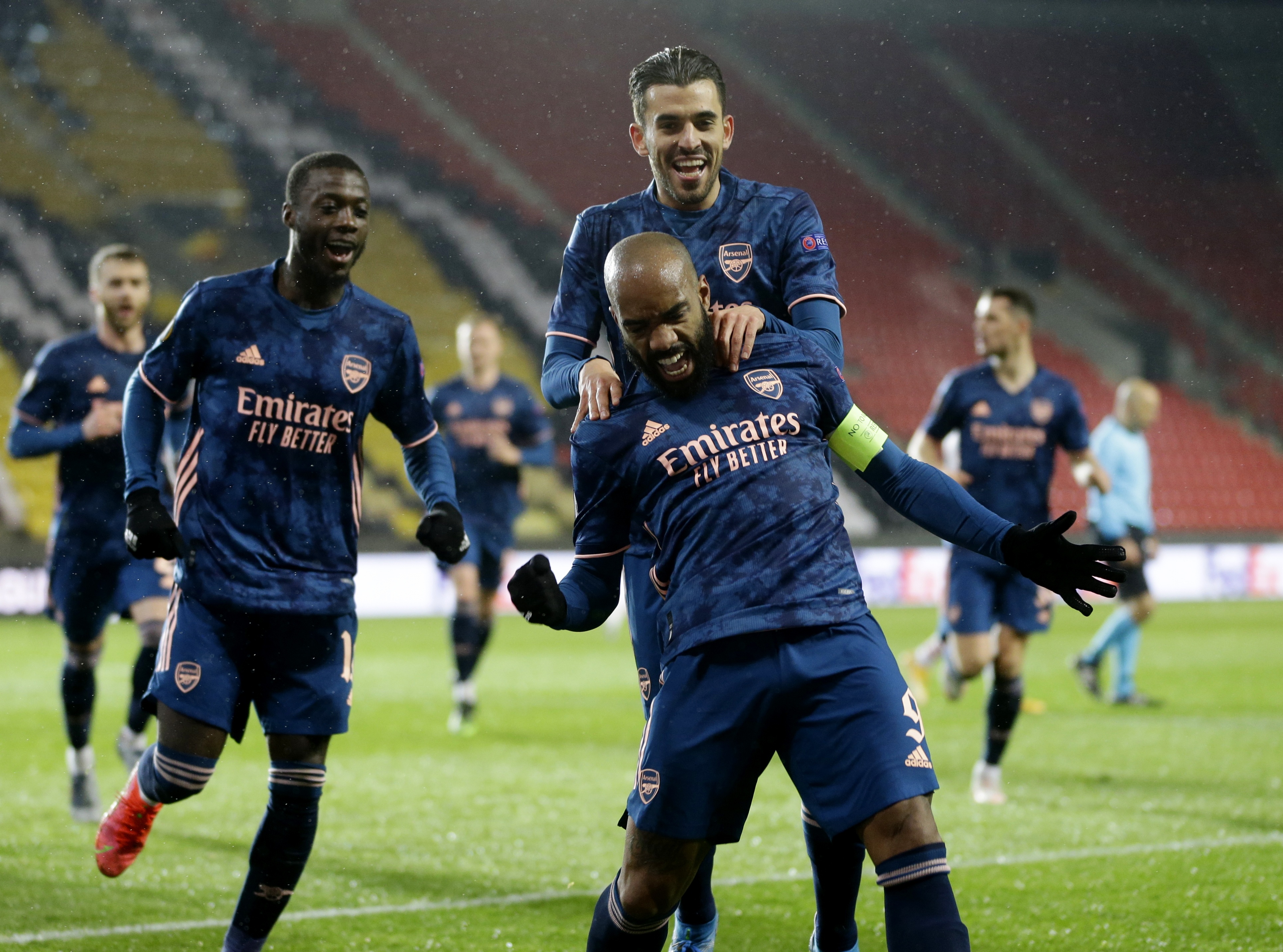 Arsenal vao ban ket anh 2