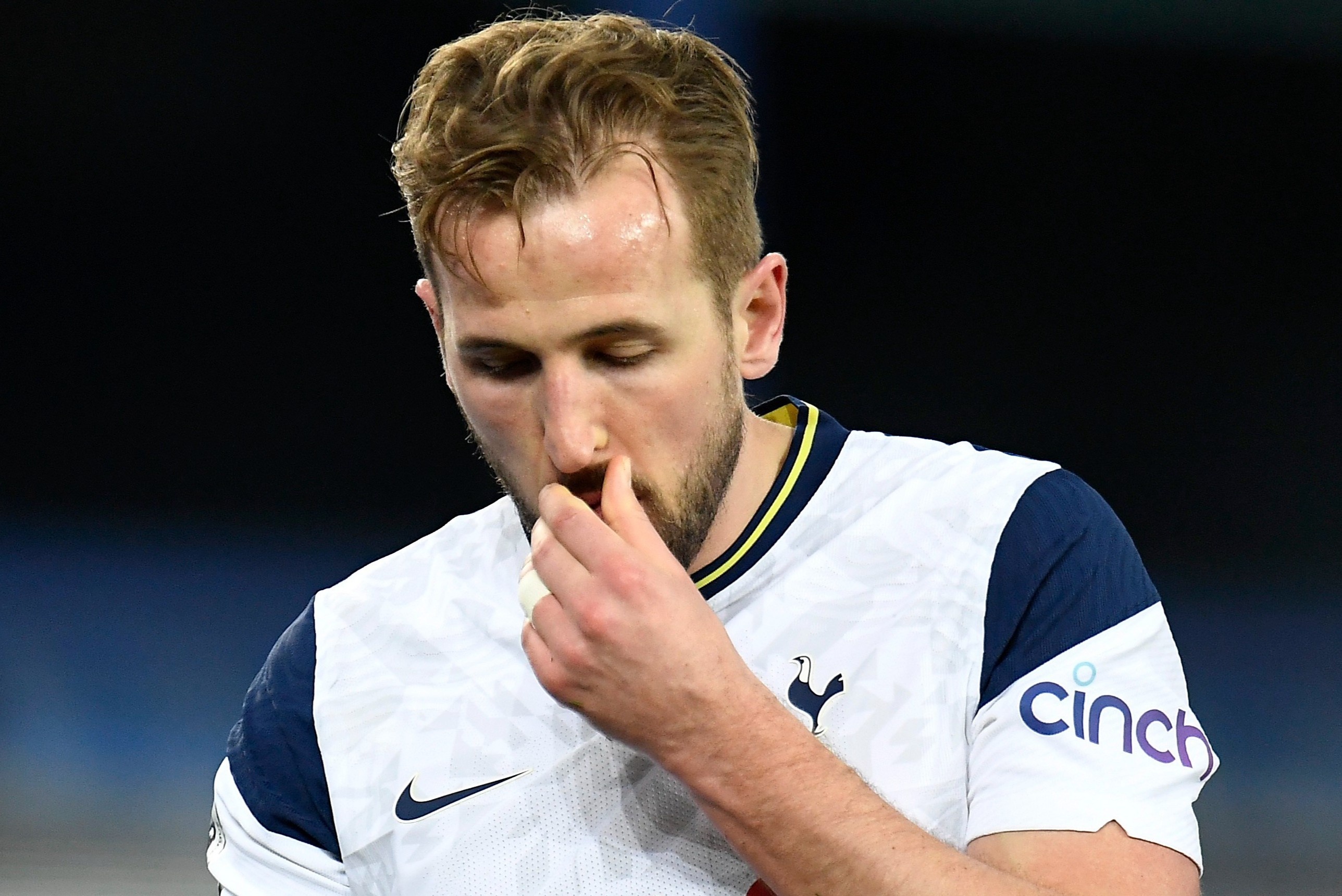 Kane cuu Tottenham thoat thua truoc Everton hinh anh