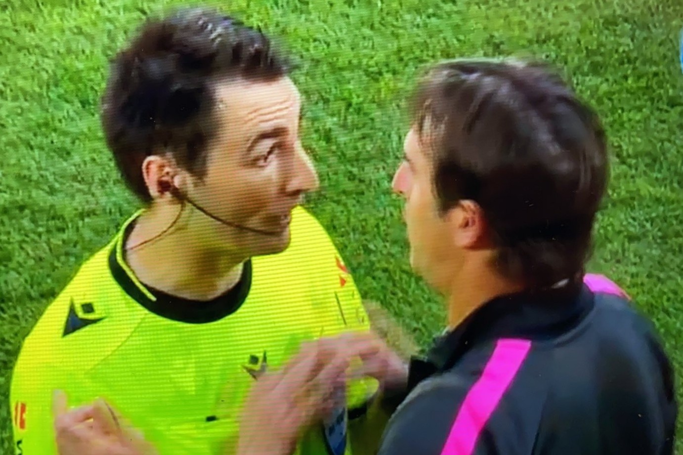 Trong tai La Liga goi cau thu vao san da lai sau khi het tran hinh anh