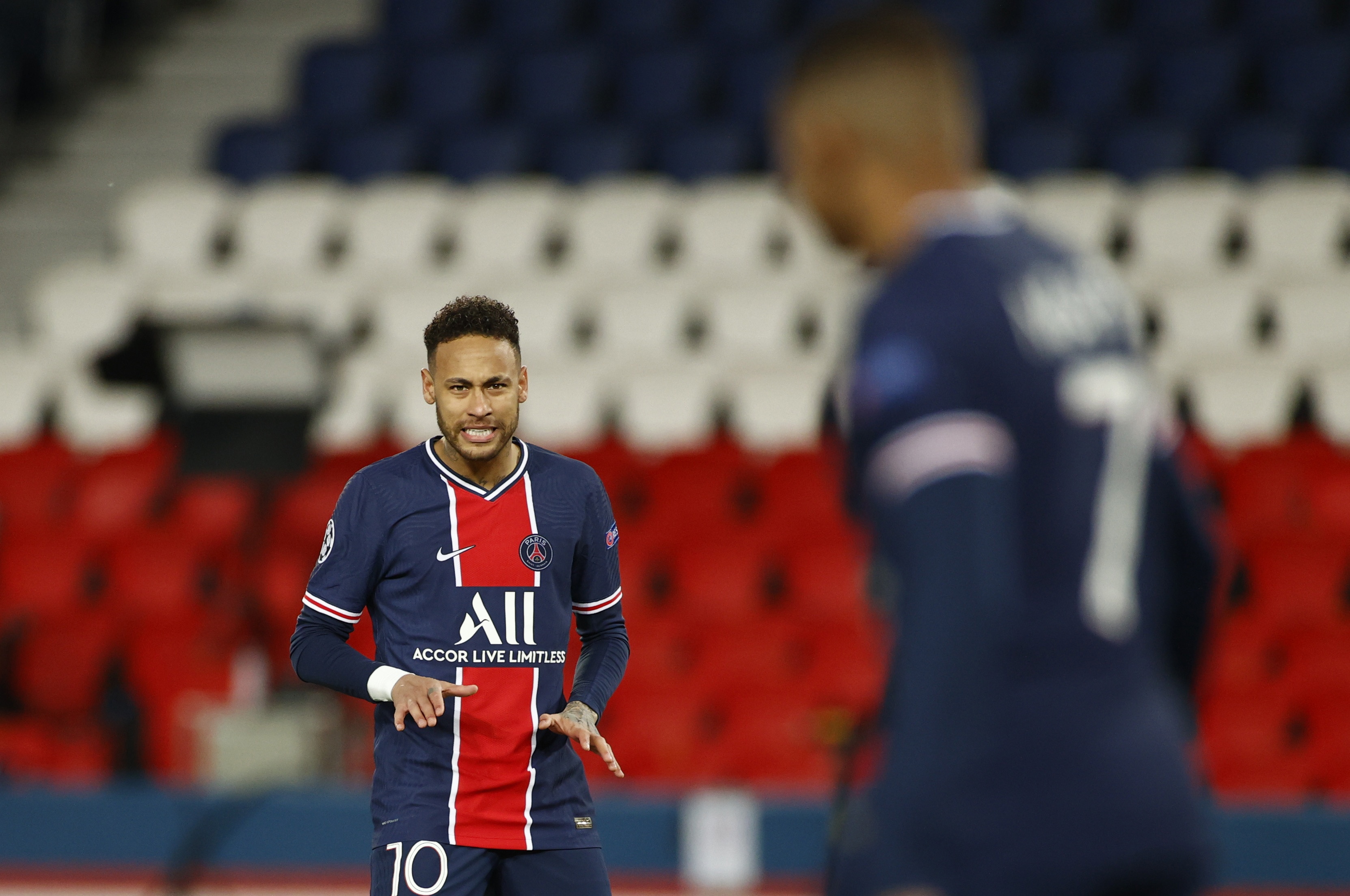 Neymar toa sang anh 4