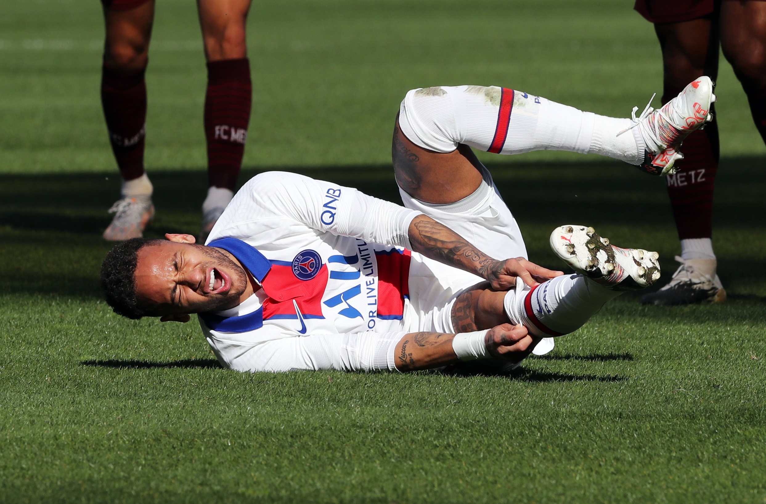 Neymar toa sang anh 2