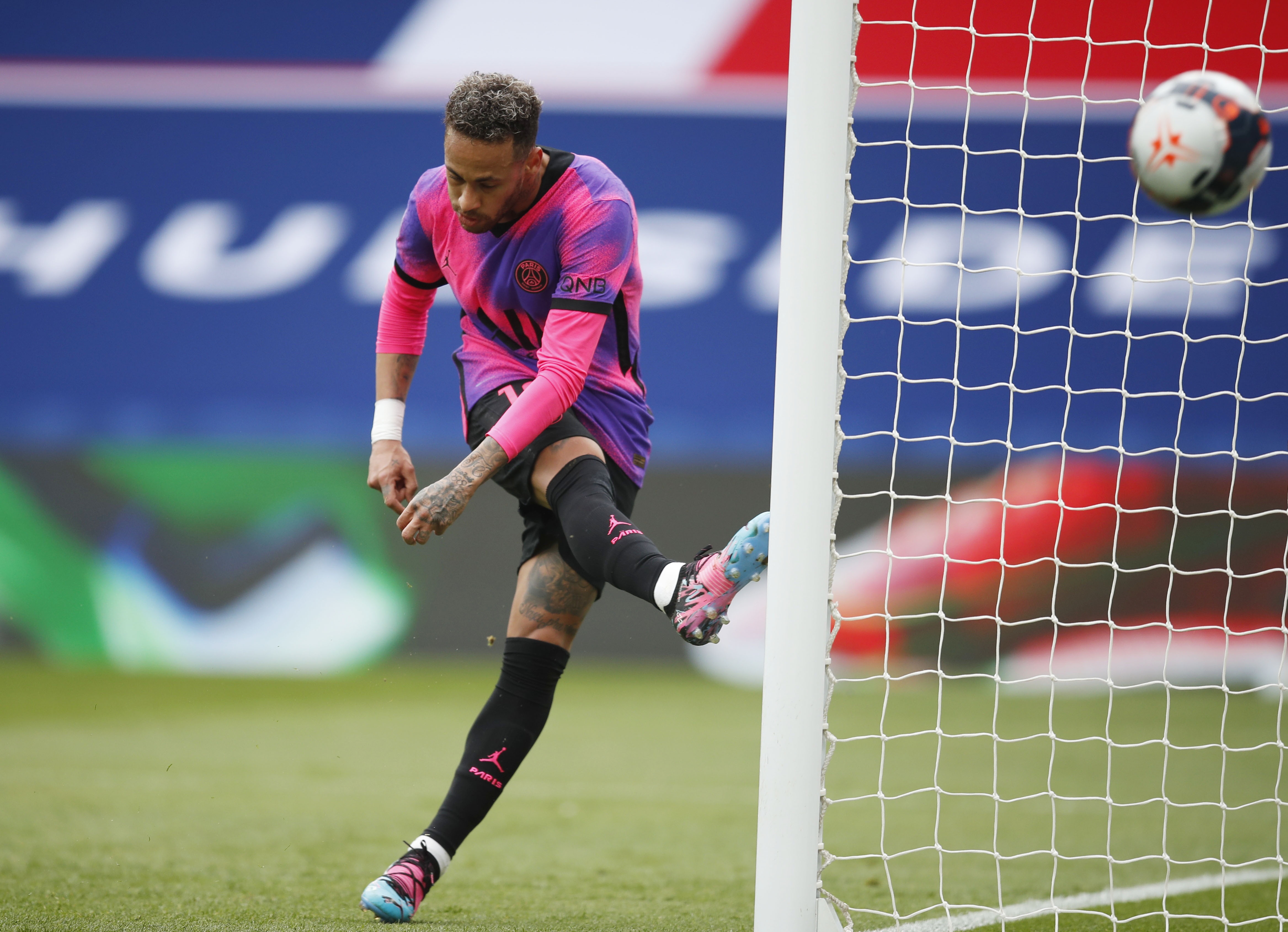 Neymar toa sang anh 4