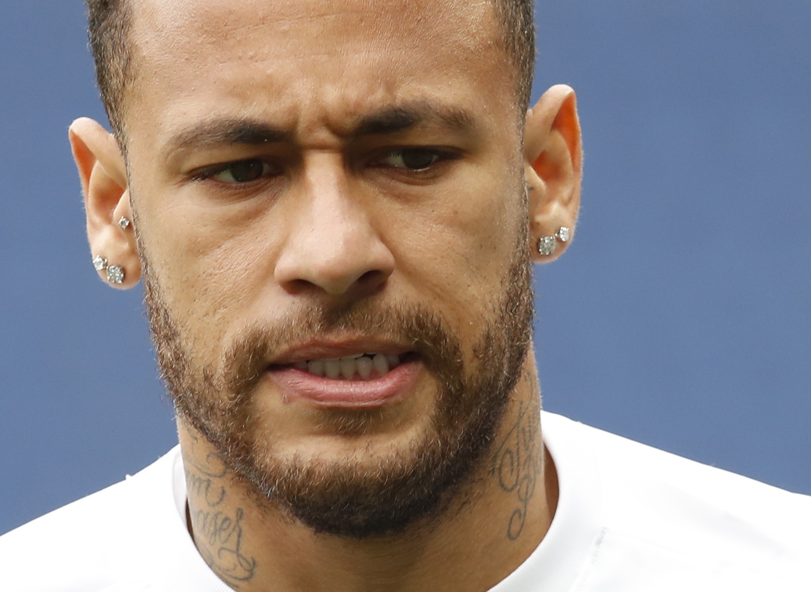 Neymar toa sang anh 1