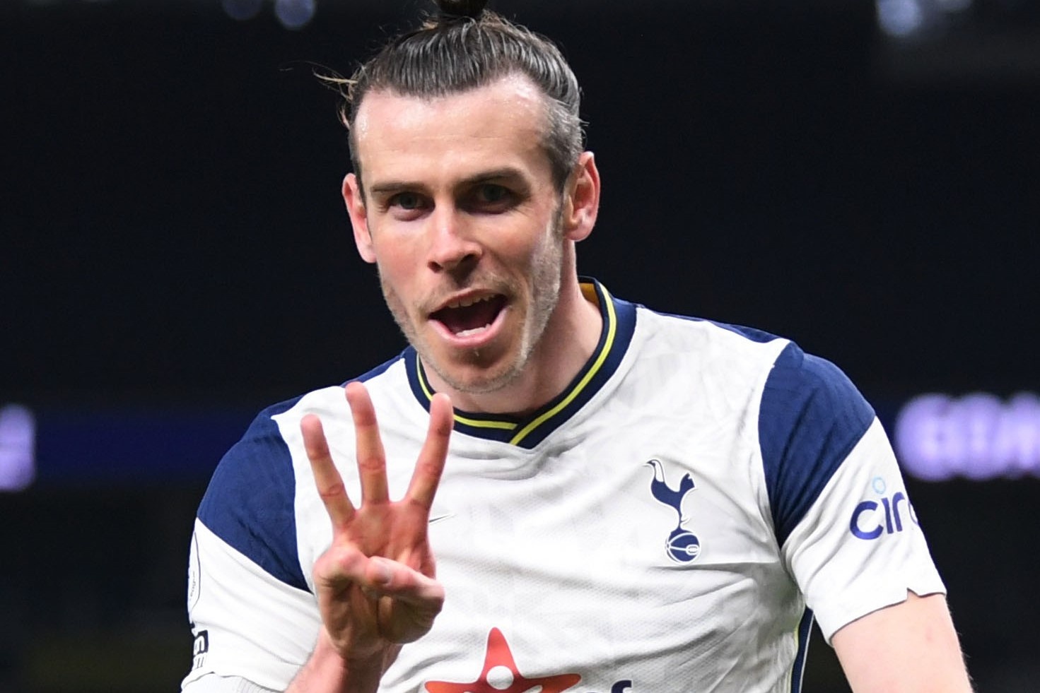Bale lap hat-trick giup Tottenham ap sat top 4 hinh anh