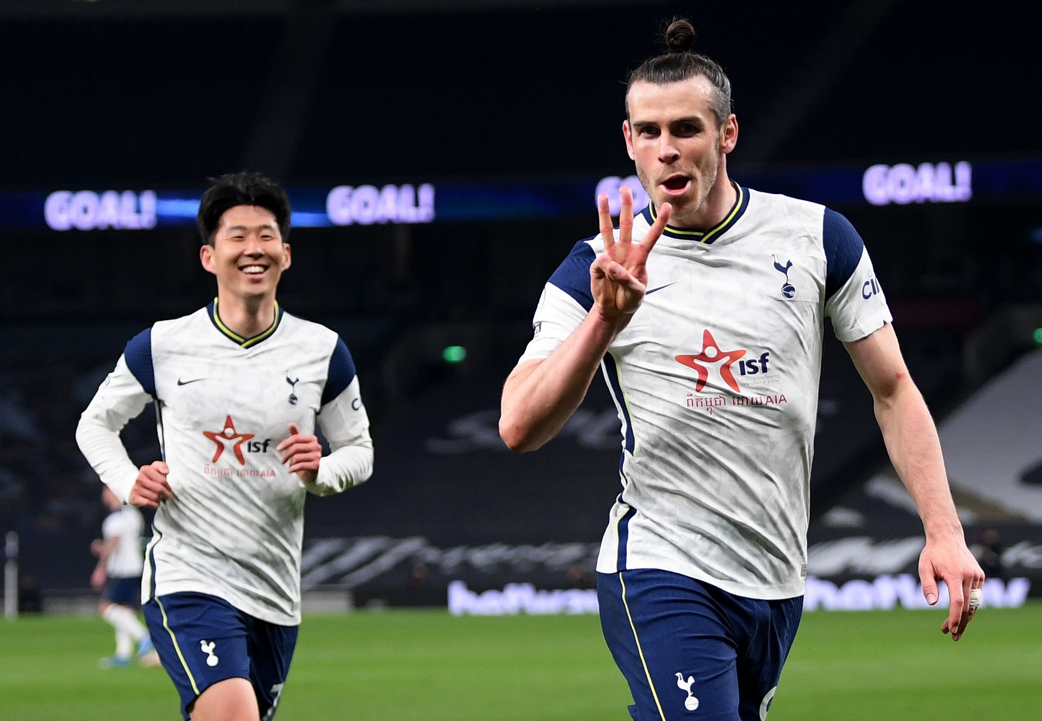 Bale lap hat-trick anh 1