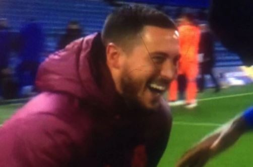 Hazard xin loi vi cuoi dua voi cau thu Chelsea hinh anh