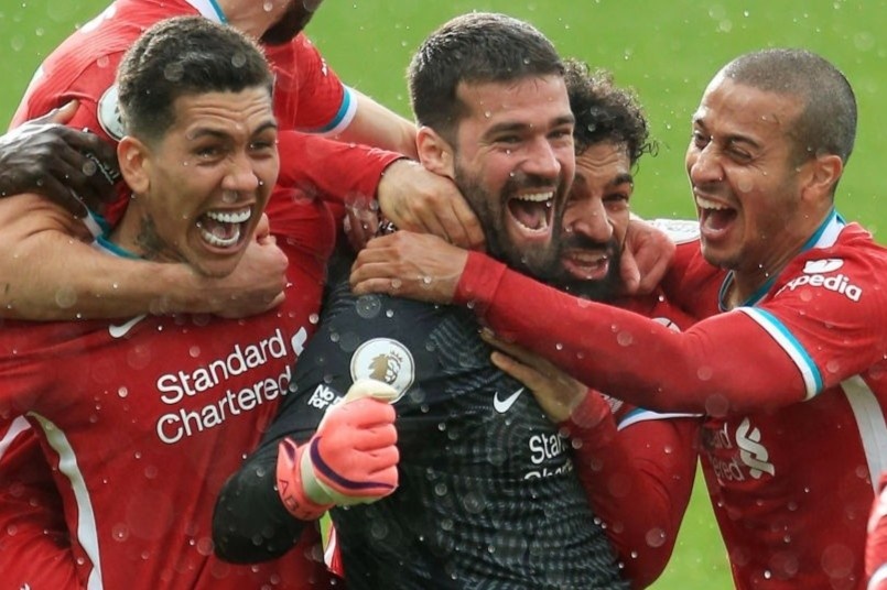 Liverpool cuu vot mua giai song gio hinh anh