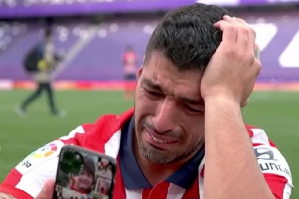 Suarez khoc sau chuc vo dich cua Atletico hinh anh