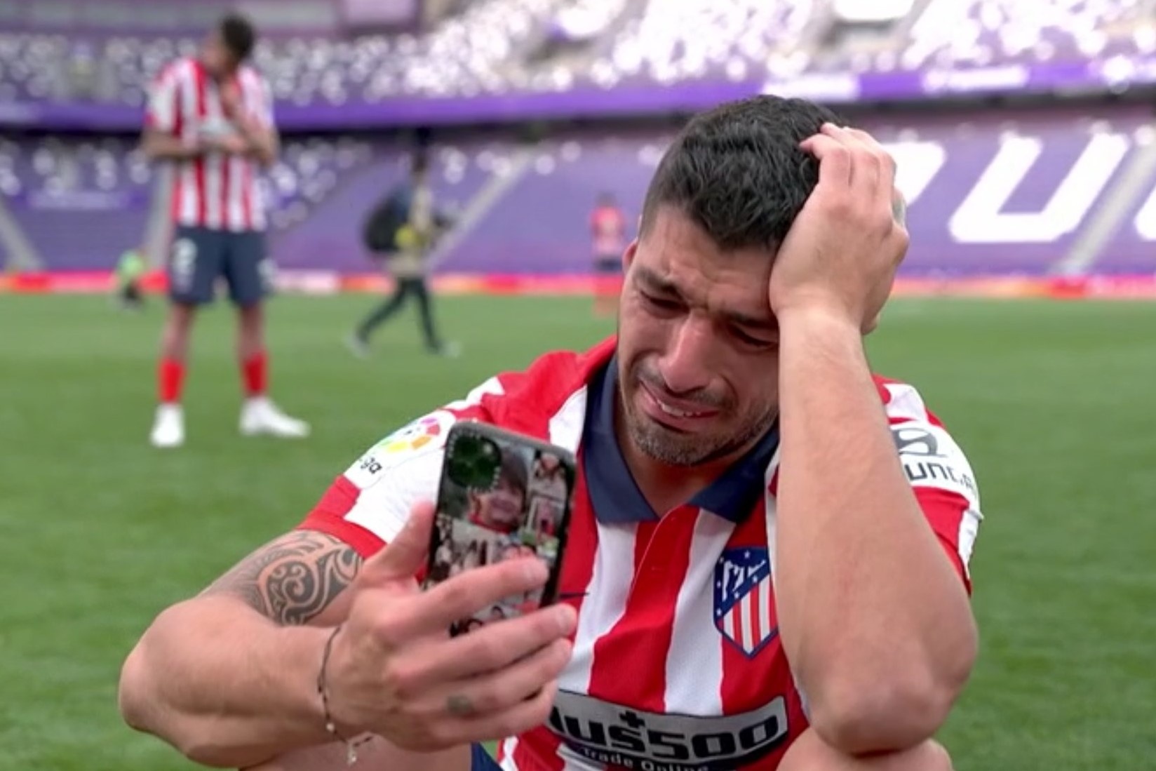 Suarez bat khoc anh 1