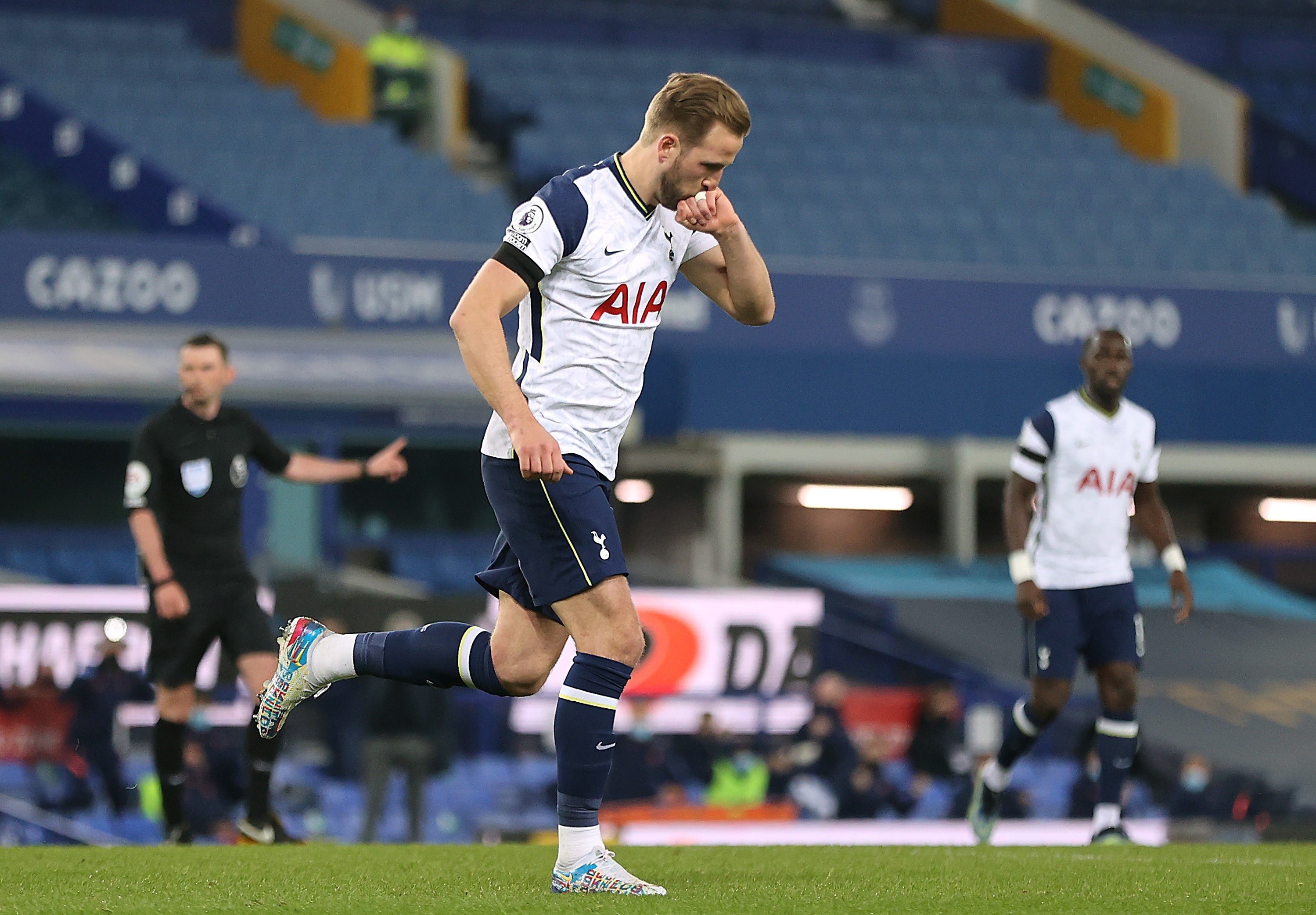 Kane roi Tottenham anh 1
