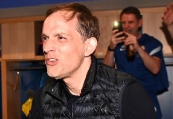 Chelsea tiec tung thau dem sau chuc vo dich hinh anh