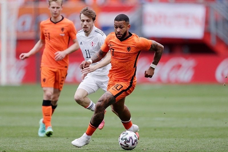 Depay sang Barca anh 1