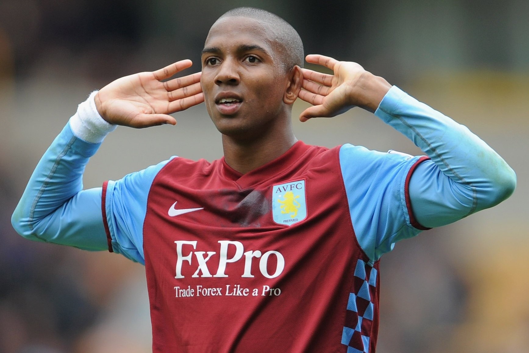 Ashley Young tro lai Premier League hinh anh