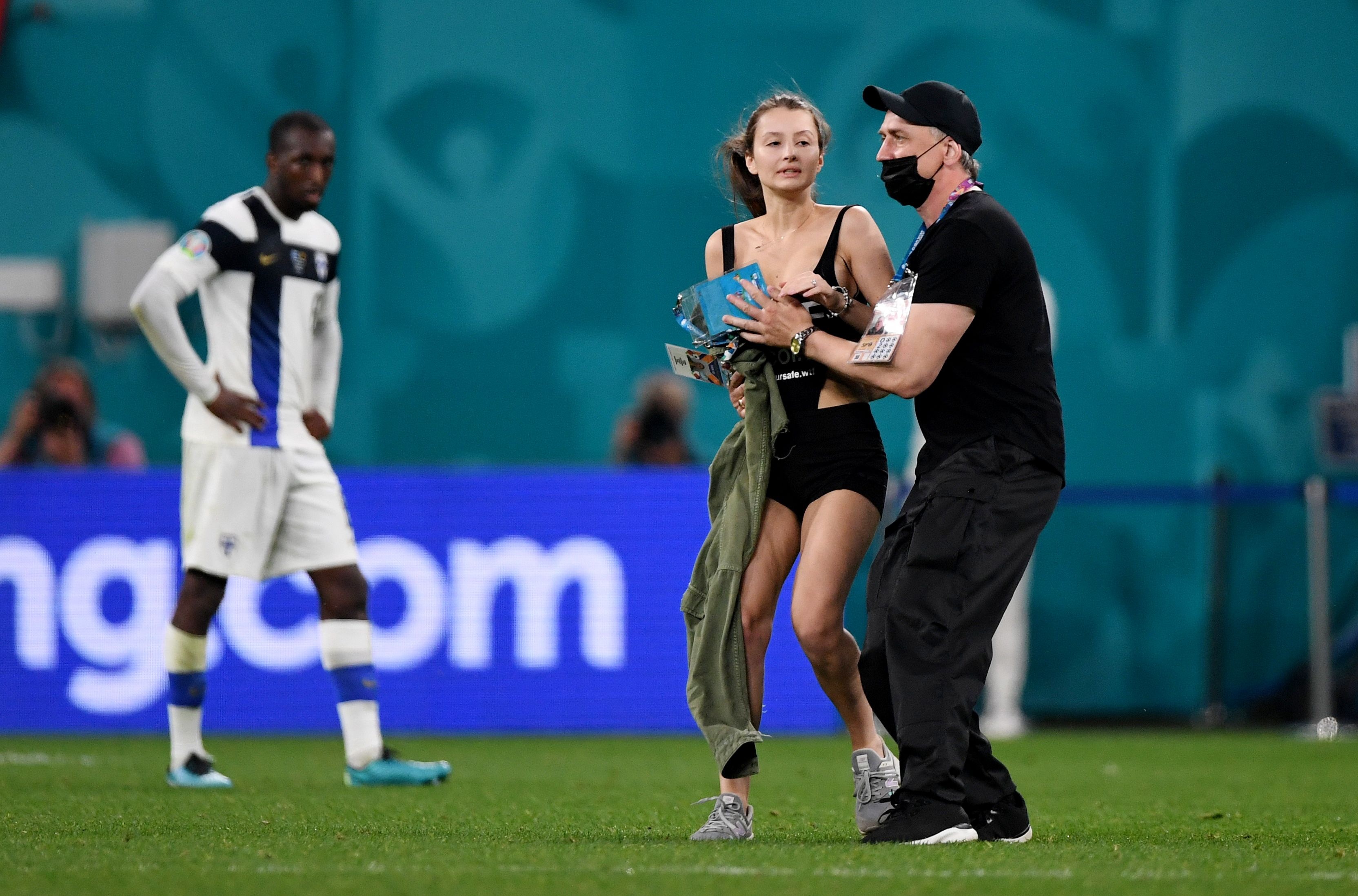 Co dong vien vao san anh 3