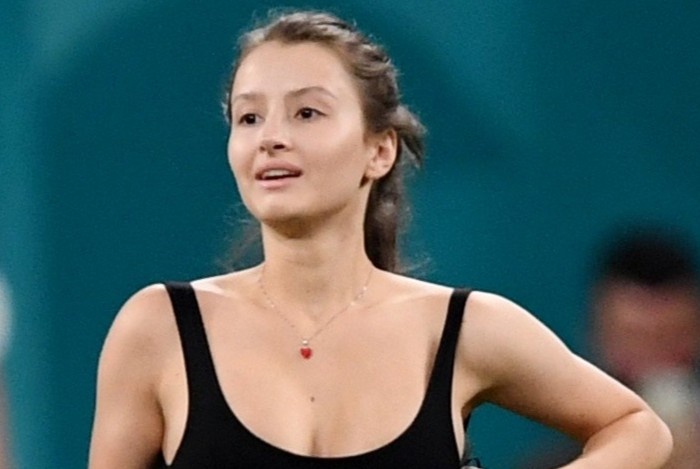 Co gai chay vao san o cuoi tran dau cua tuyen Bi hinh anh