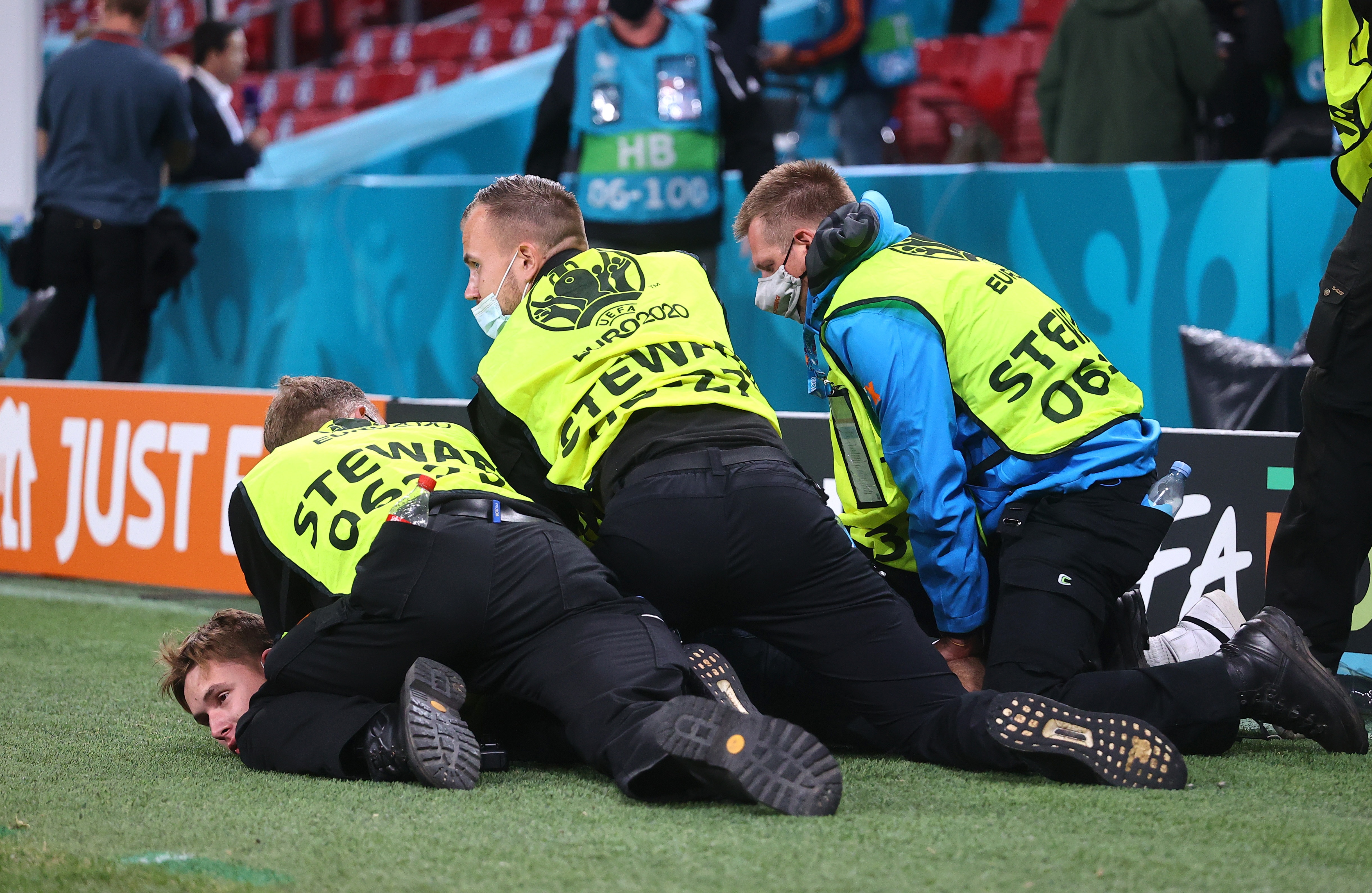 Co dong vien vao san anh 5