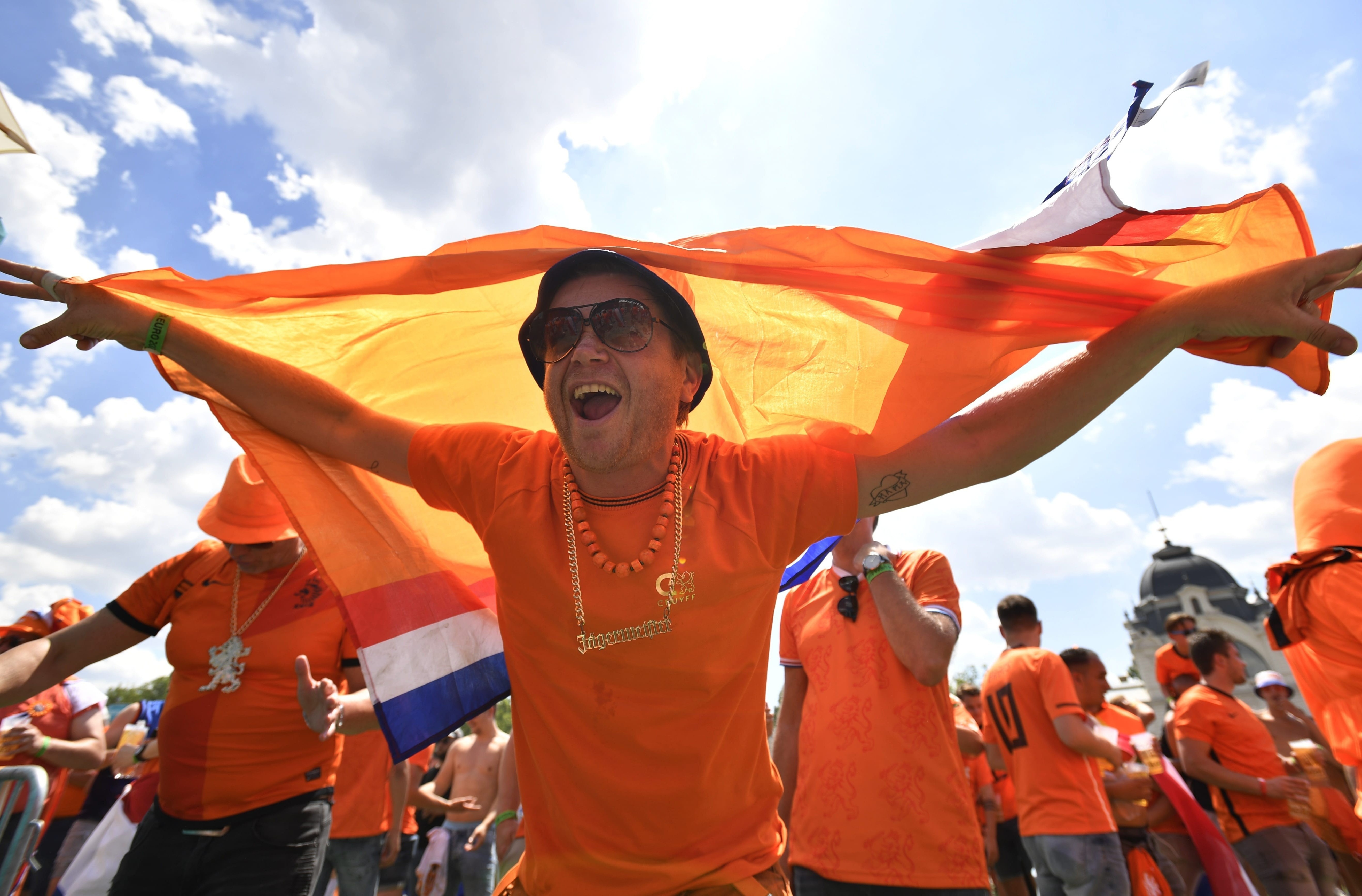 CDV Ha Lan phu sac cam len duong pho Budapest hinh anh