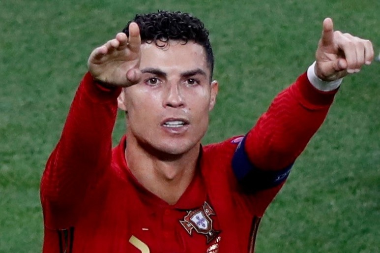 Fabregas: 'Ronaldo dac biet va khong the ngan can' hinh anh