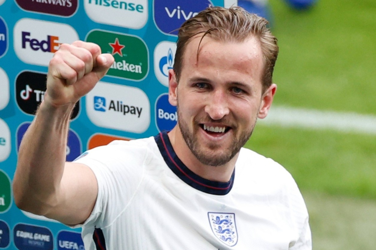 Fabregas: 'Ban thang se dua Kane len tam cao moi' hinh anh