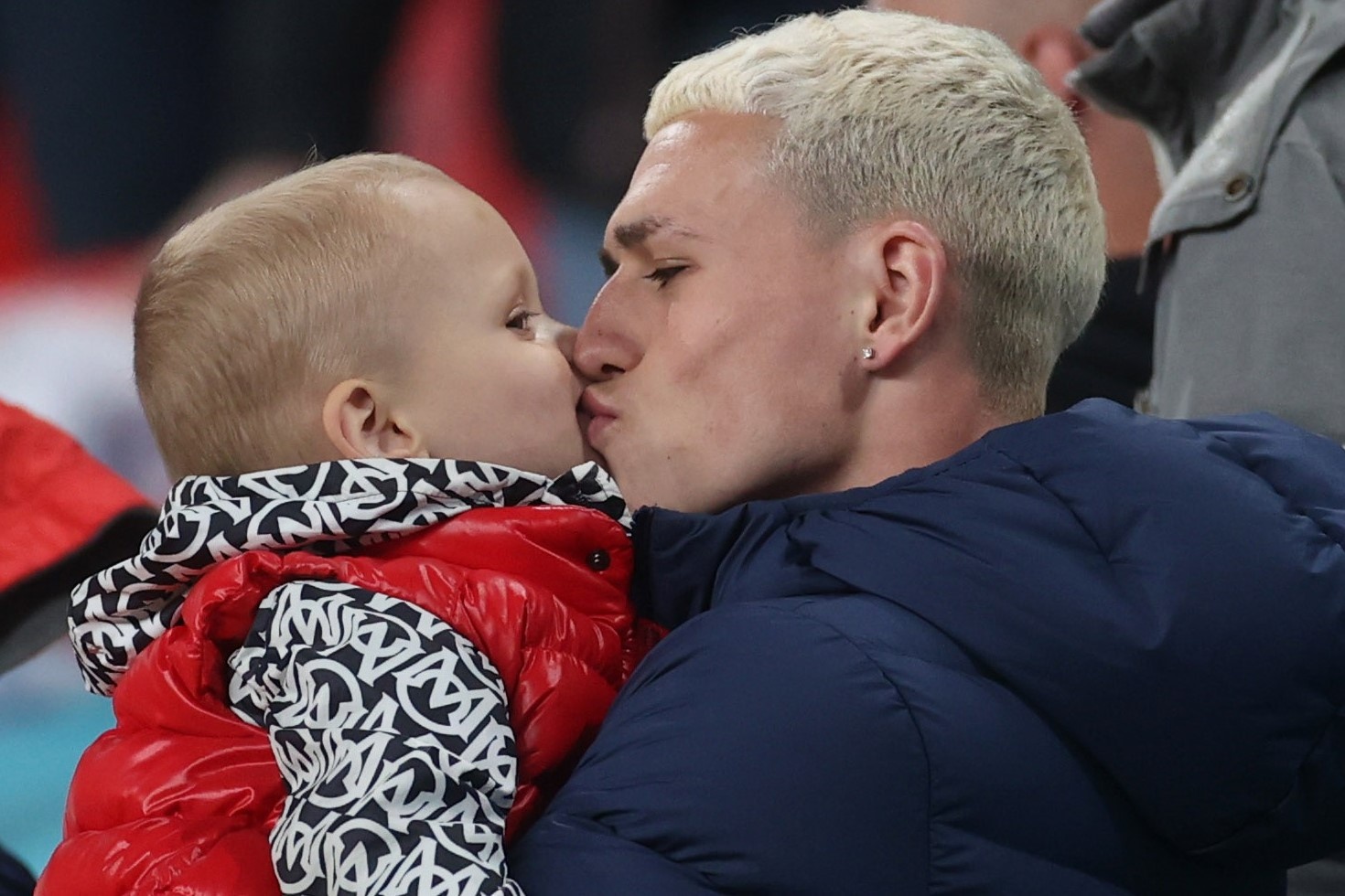 Cau thu Anh khong duoc om nguoi than khi an mung hinh anh