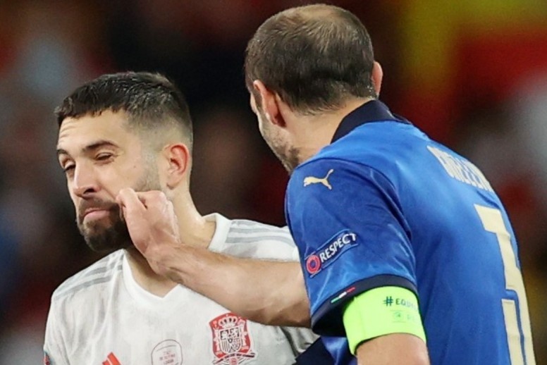 Chiellini ra don tam ly voi Alba truoc loat luan luu hinh anh