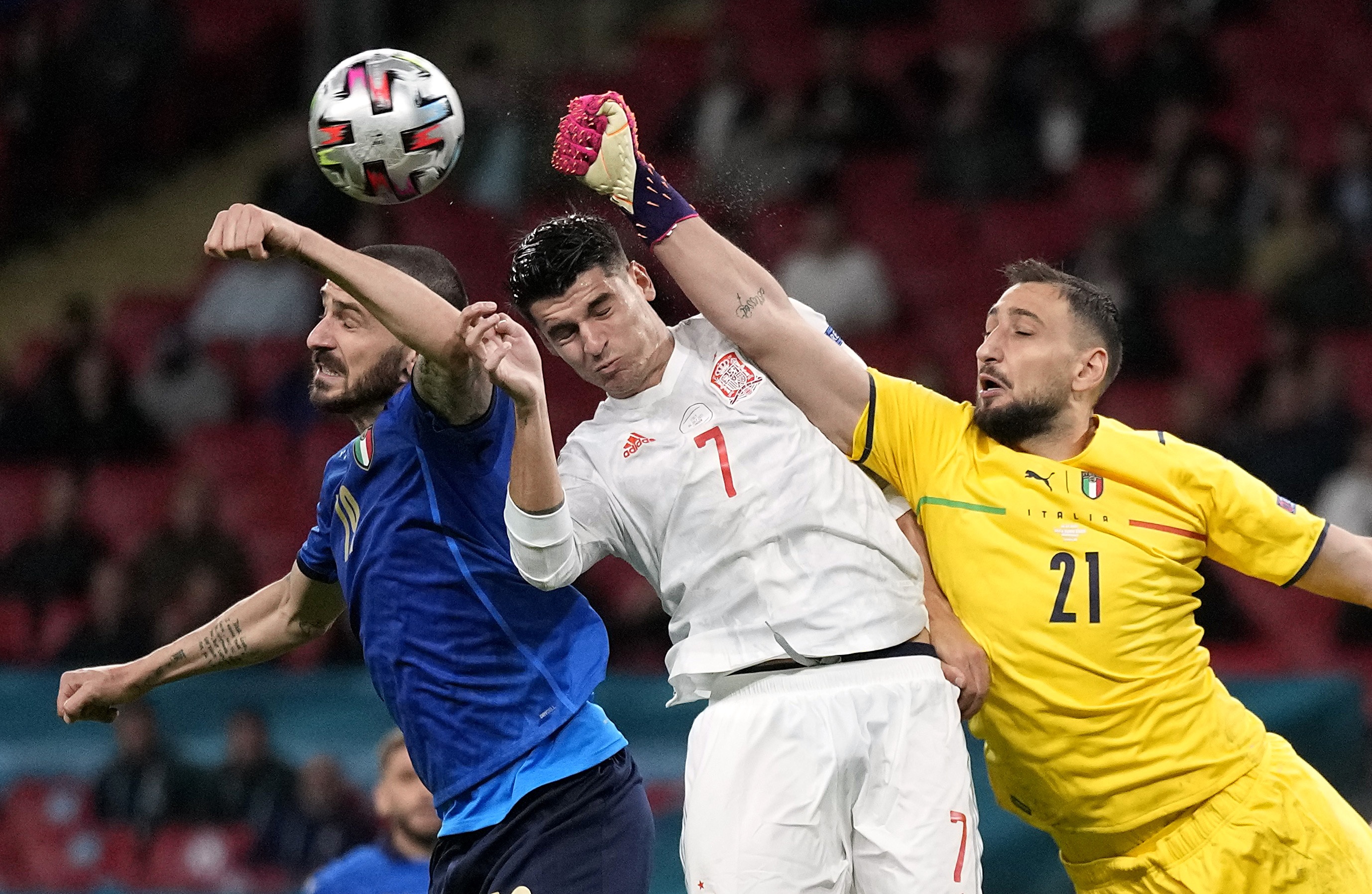 Morata sut hong phat den anh 6