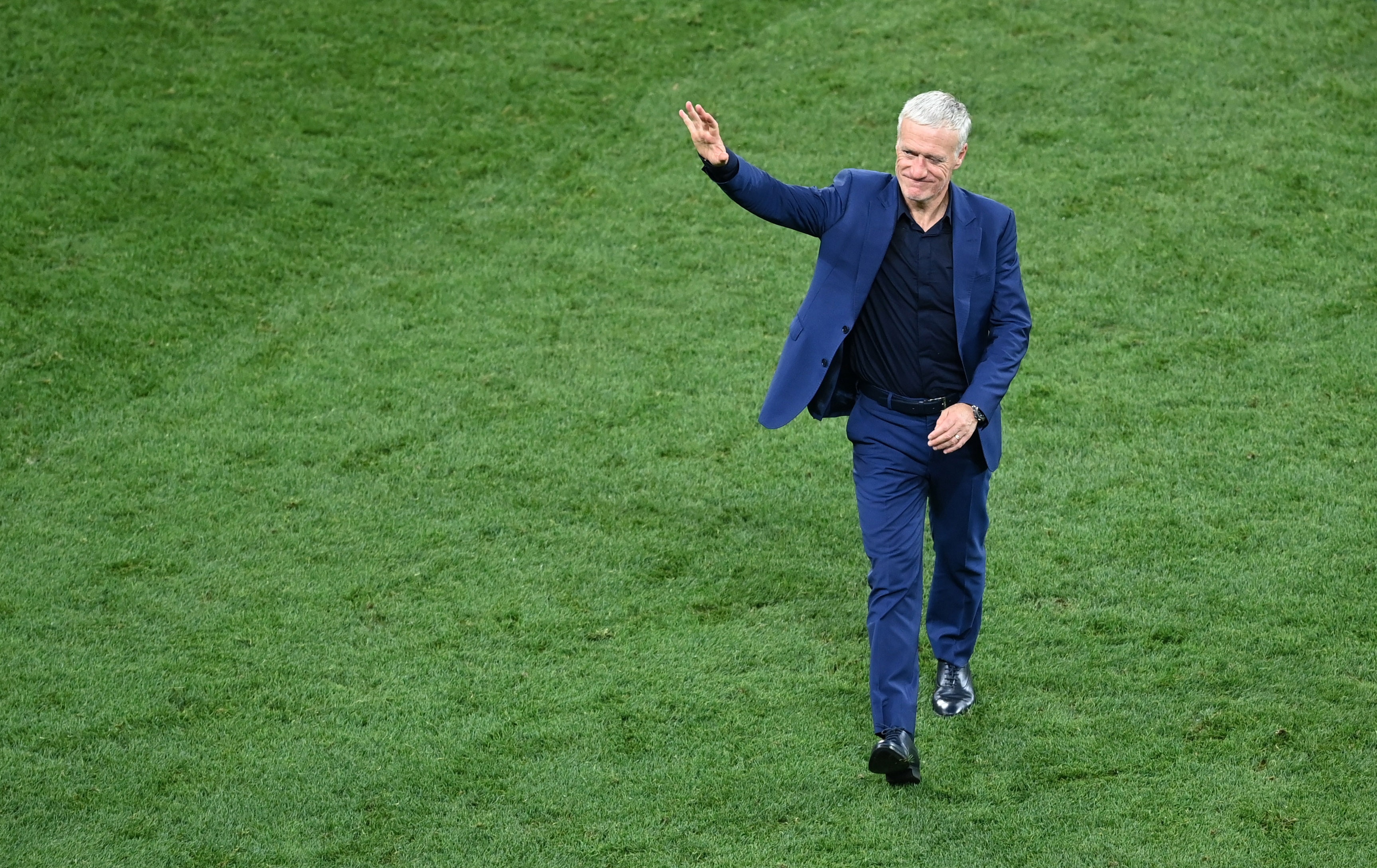 Deschamps bi sa thai anh 1